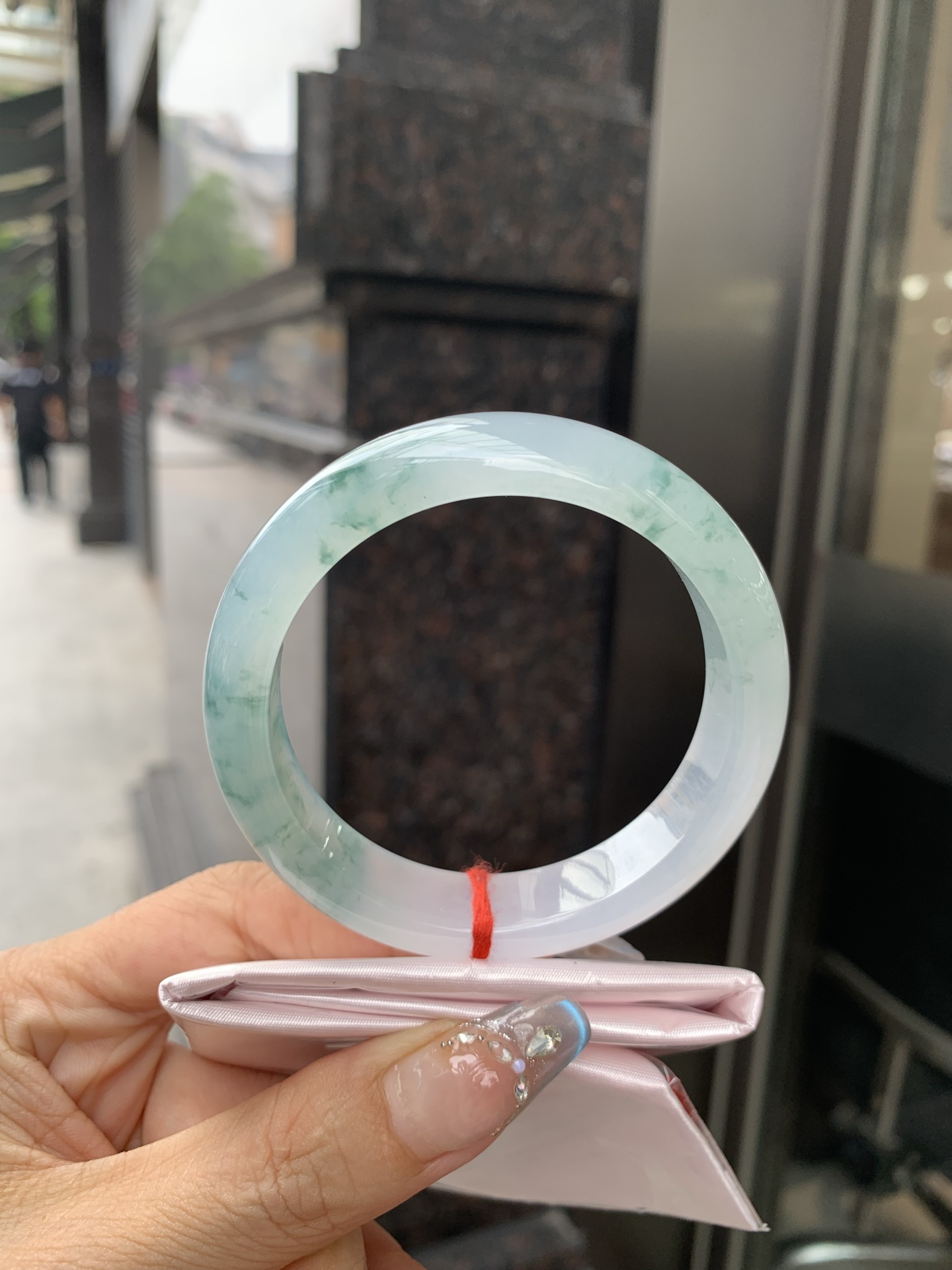飘花正圈 55-8-12.4 0512-26856 打灯棉絮，底妆冰透起光，蓝花灵动飘逸，勾勒出一幅唯美诗意的山水意境画，古典优雅又秀气