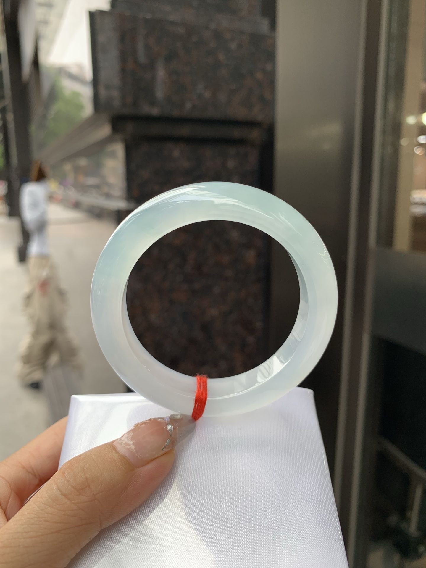 冰晴正圈 53.3-9.2-12 0512-563-10053 打灯细纹，底妆冰透胶润，清爽耐看的均匀晴底，夏季美好的冰凉感，时而晴而晴蓝，随光线变化如梦如幻