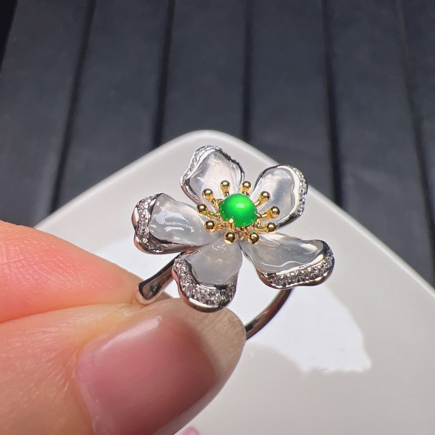 ️18k金钻石镶嵌冰种起荧光大花花戒指高端精品天然A货翡翠 65.5-4.8 17.5-17-6.8