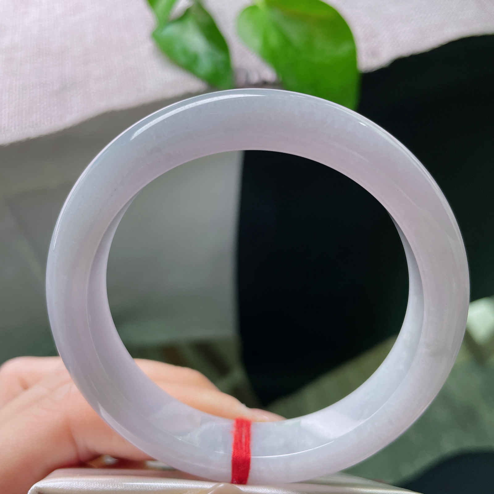 57.4/12.5/9，紫罗兰正圈，质地温润，是宇宙的浪漫，偶然滴落人间的颜色。ss51301a..