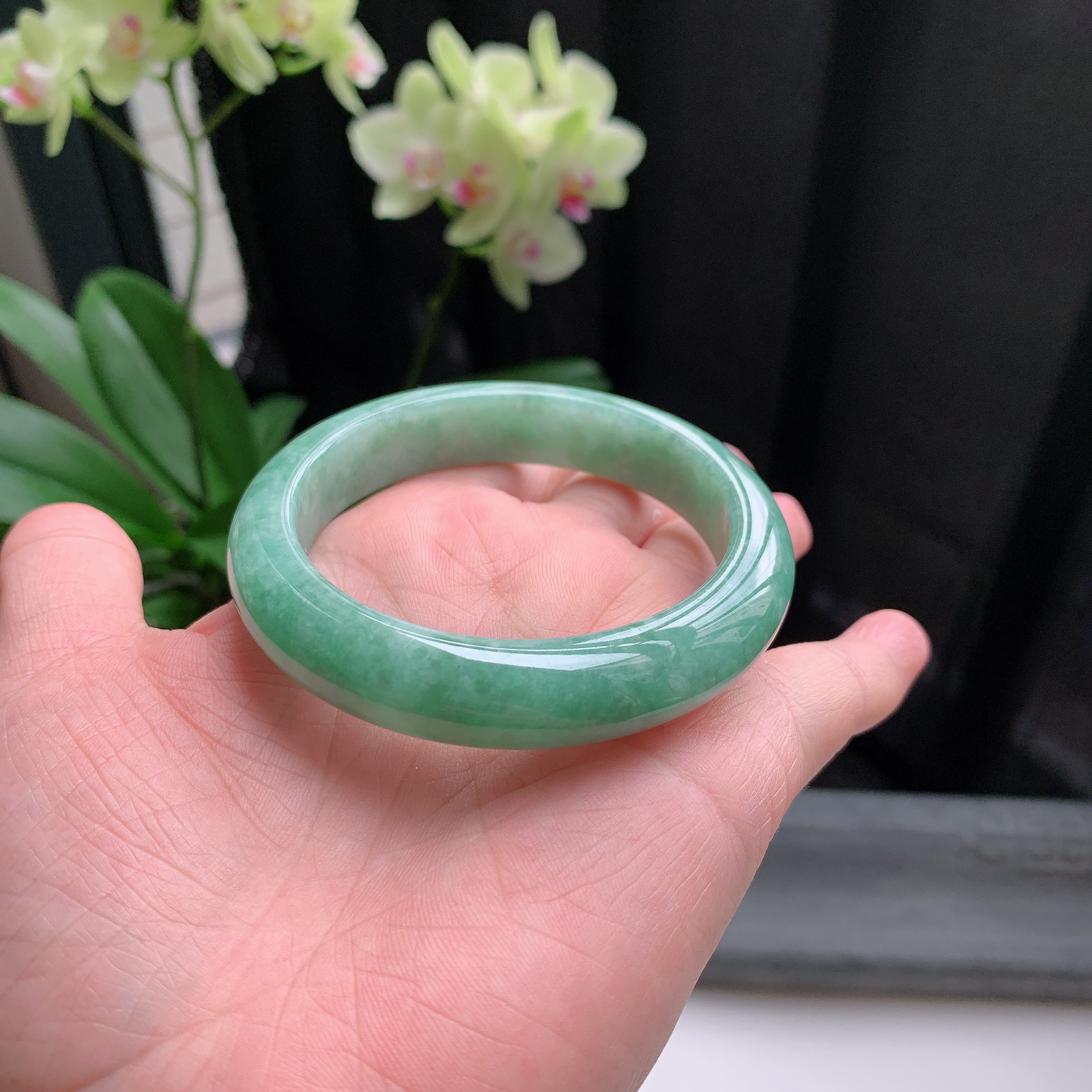 正圈56圈口，天然A货翡翠冰糯种水润果绿玉手镯，水润秀丽，飘花灵动，种水十足，视觉甜美可人，恰到好处的美，十分高雅耐看，条形优美，上手优雅大方。62.96