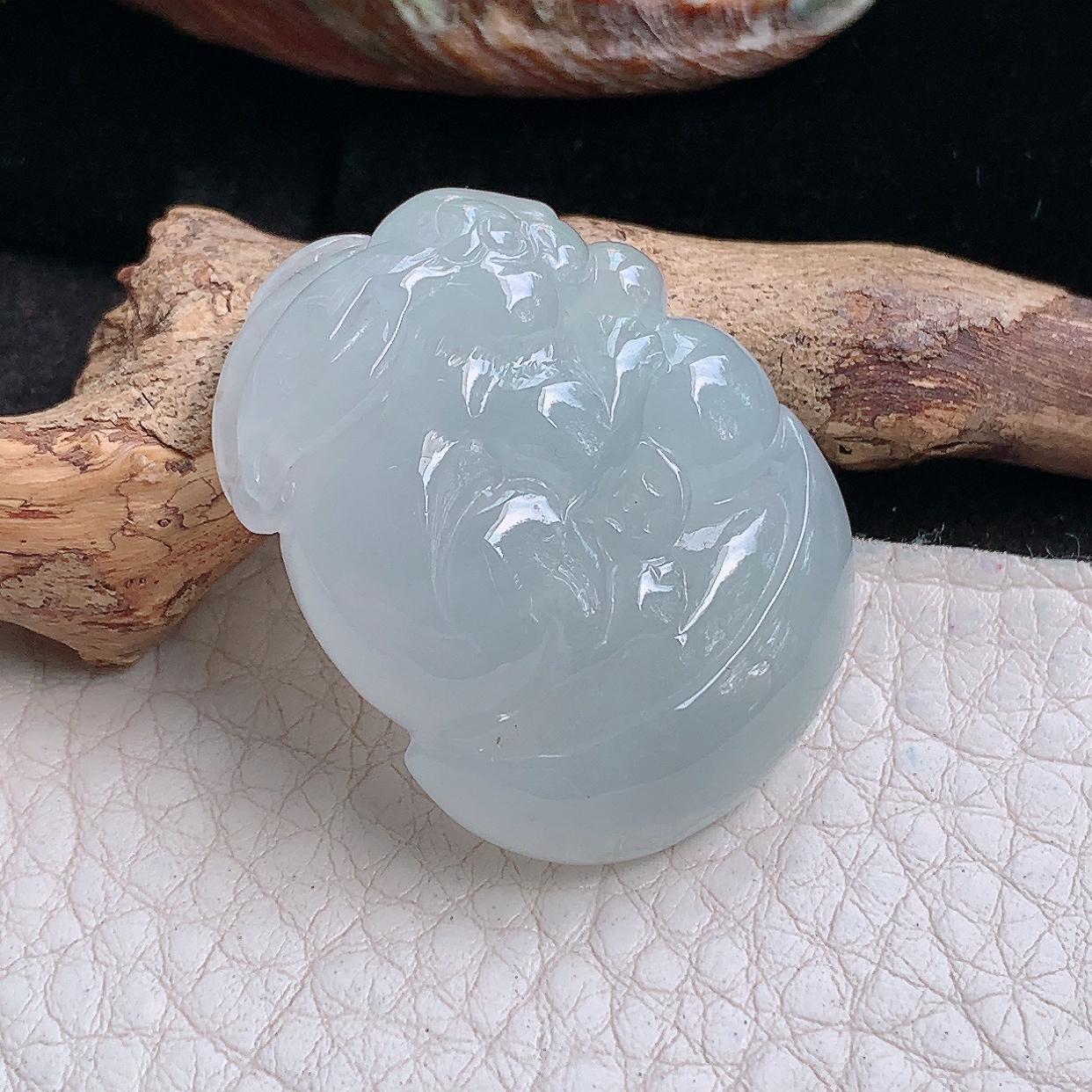 lz实拍34.8*26.8*11缅甸翡翠精雕冰胶饱满招财兔 生肖兔玉吊坠 玉挂件