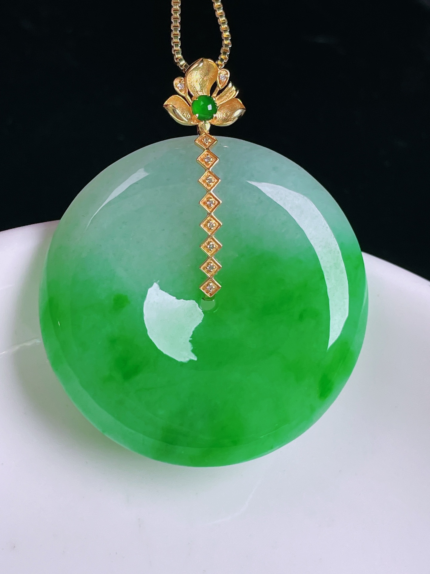 ️辣绿平安扣，老种起光，细底通透，尺寸：36.3/28.8/5.8mm0512
