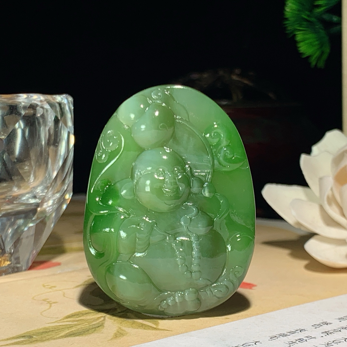 和田玉阳绿俄罗斯碧玉猫眼佛引福来挂件 尺寸50/38/12重45克，玉质细腻油润 底色纯净 脂粉好，