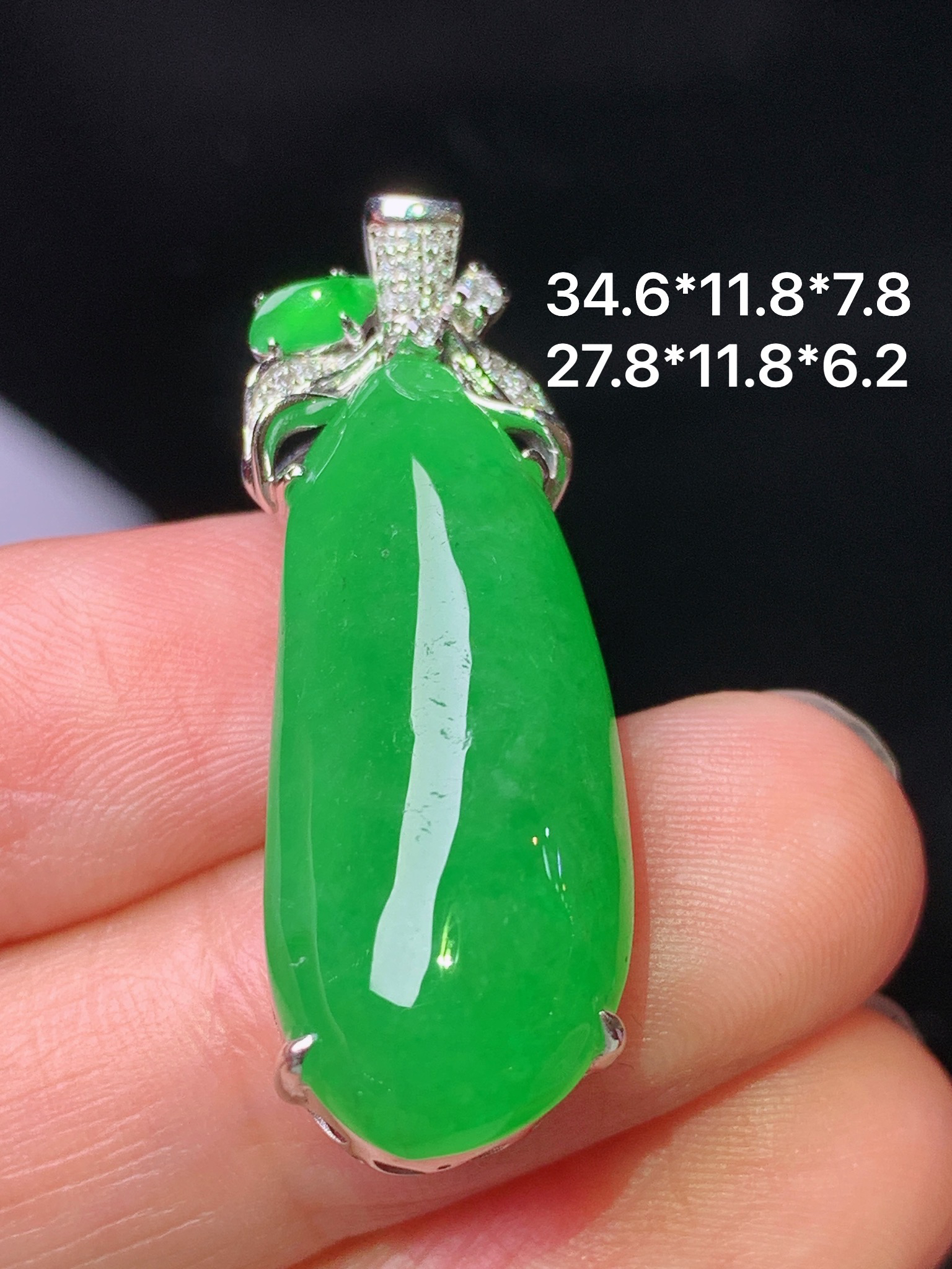 18k金钻镶嵌满绿福瓜吊坠 玉质细腻 色泽艳丽清新 水润亮眼 整体尺寸34.6*11.8*7.8 s1