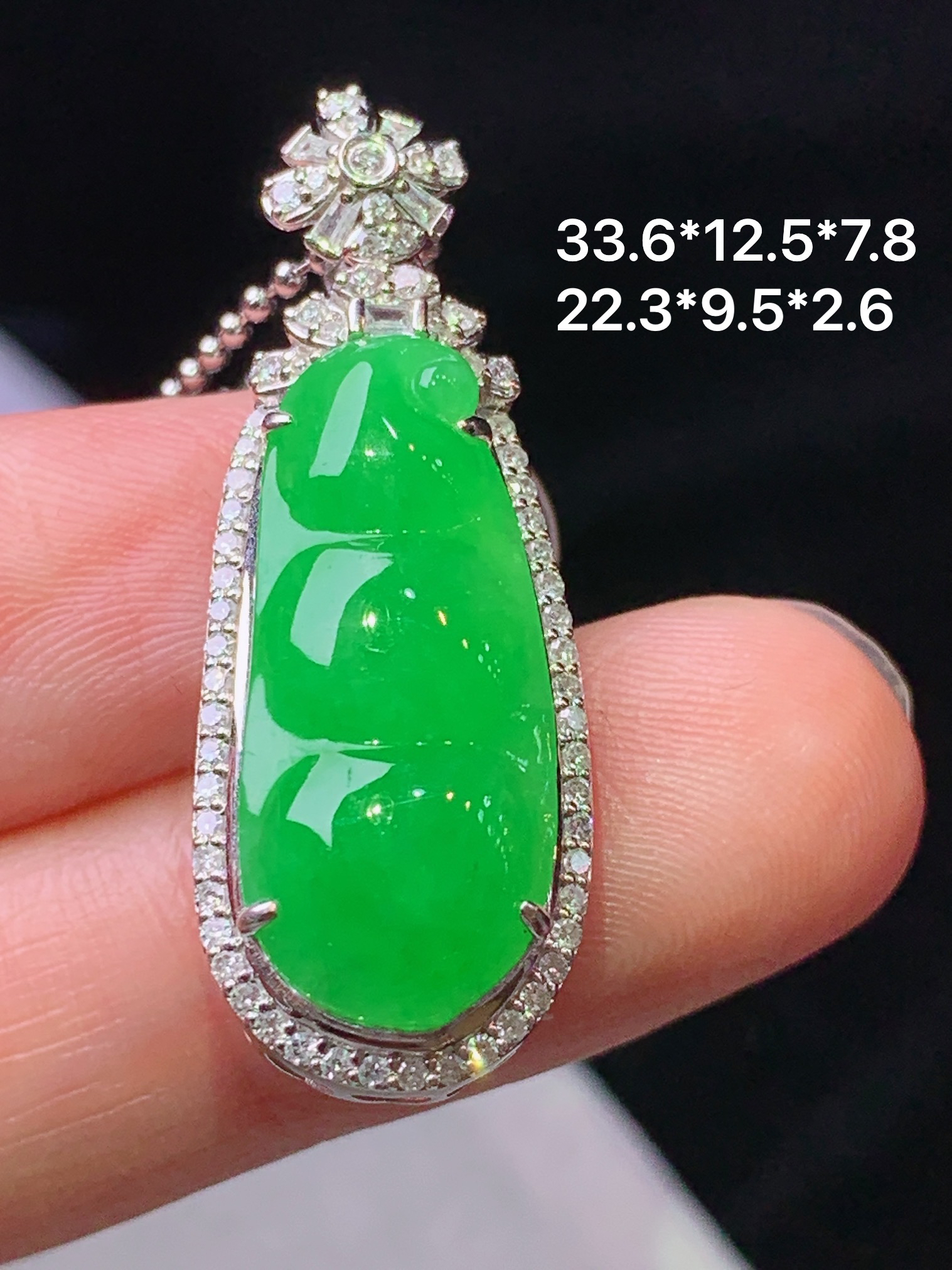 18k金钻镶嵌阳绿四季豆吊坠 玉质细腻 色泽艳丽清新 水润亮眼 整体尺寸33.6*12.5*7.8 L2