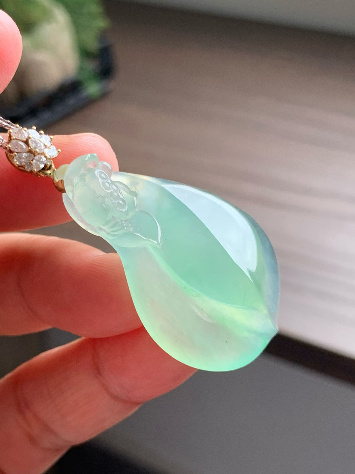 清新素雅玉兰花吊坠
裸石40.5*26.5*13.5 整体长度49.5mm
18k金钻石镶嵌扣头