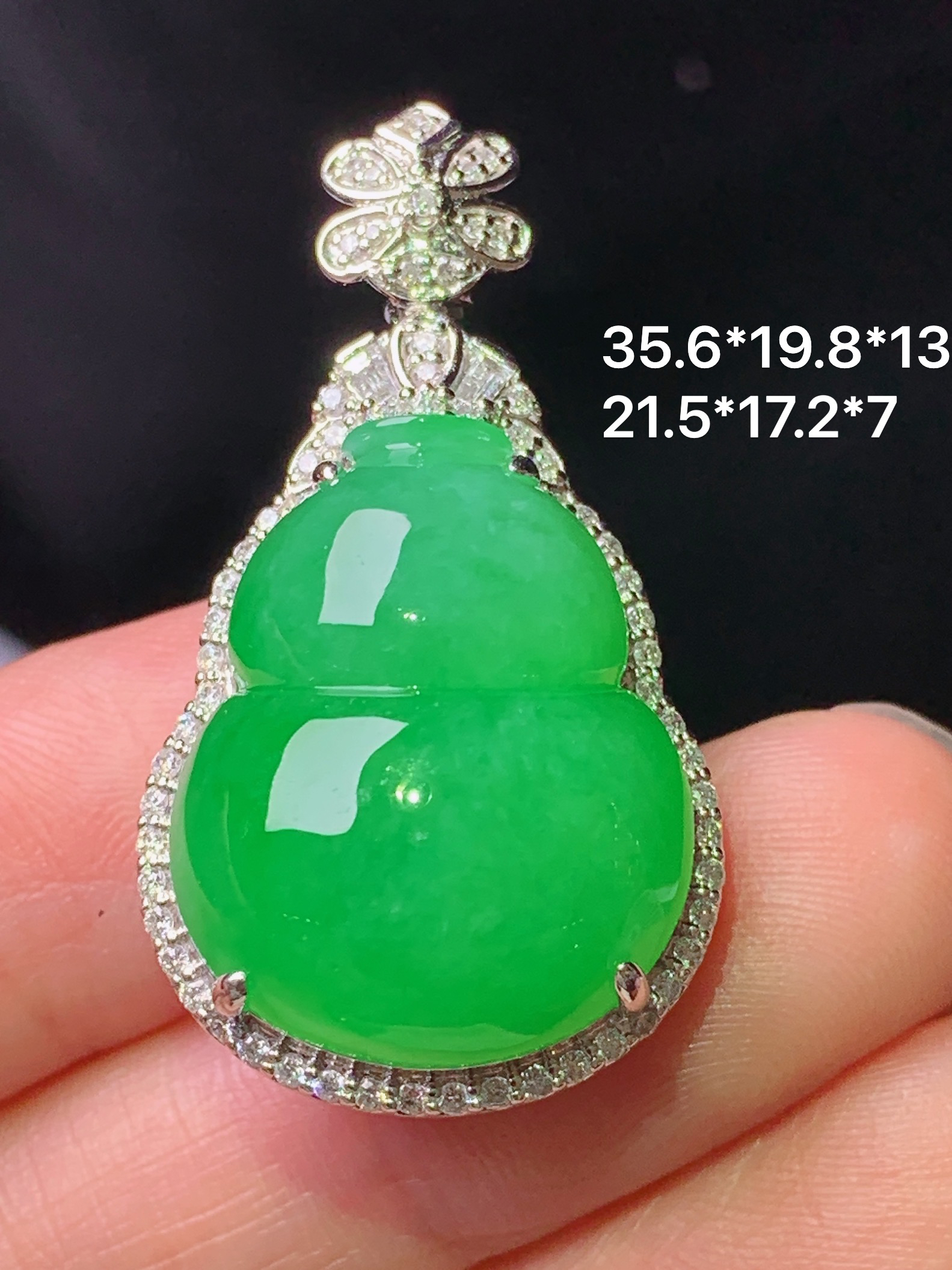 18k金钻镶嵌阳绿葫芦吊坠 玉质细腻 色泽艳丽清新 水润亮眼 整体尺寸35.6*19.8*13 h6
