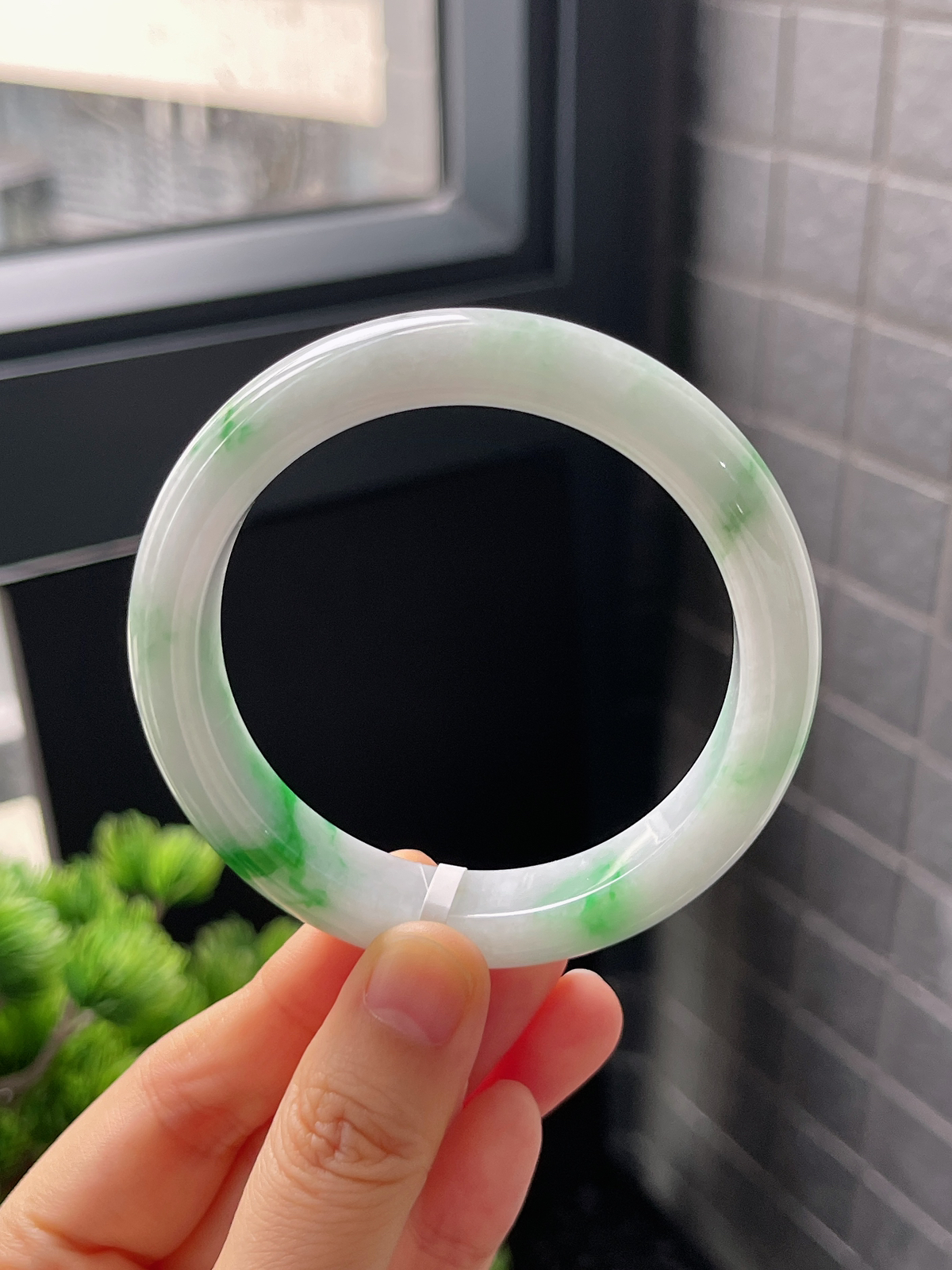 正圈56.8圈口，翡翠糯化种飘绿手镯