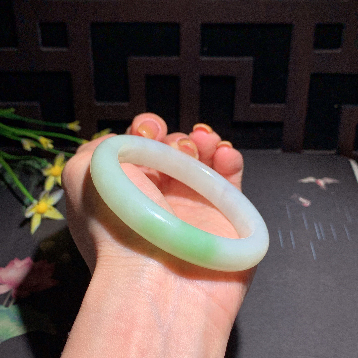和田玉57.5圈口翠青手镯！玉质细腻油润 底色纯净 脂粉好，品质高