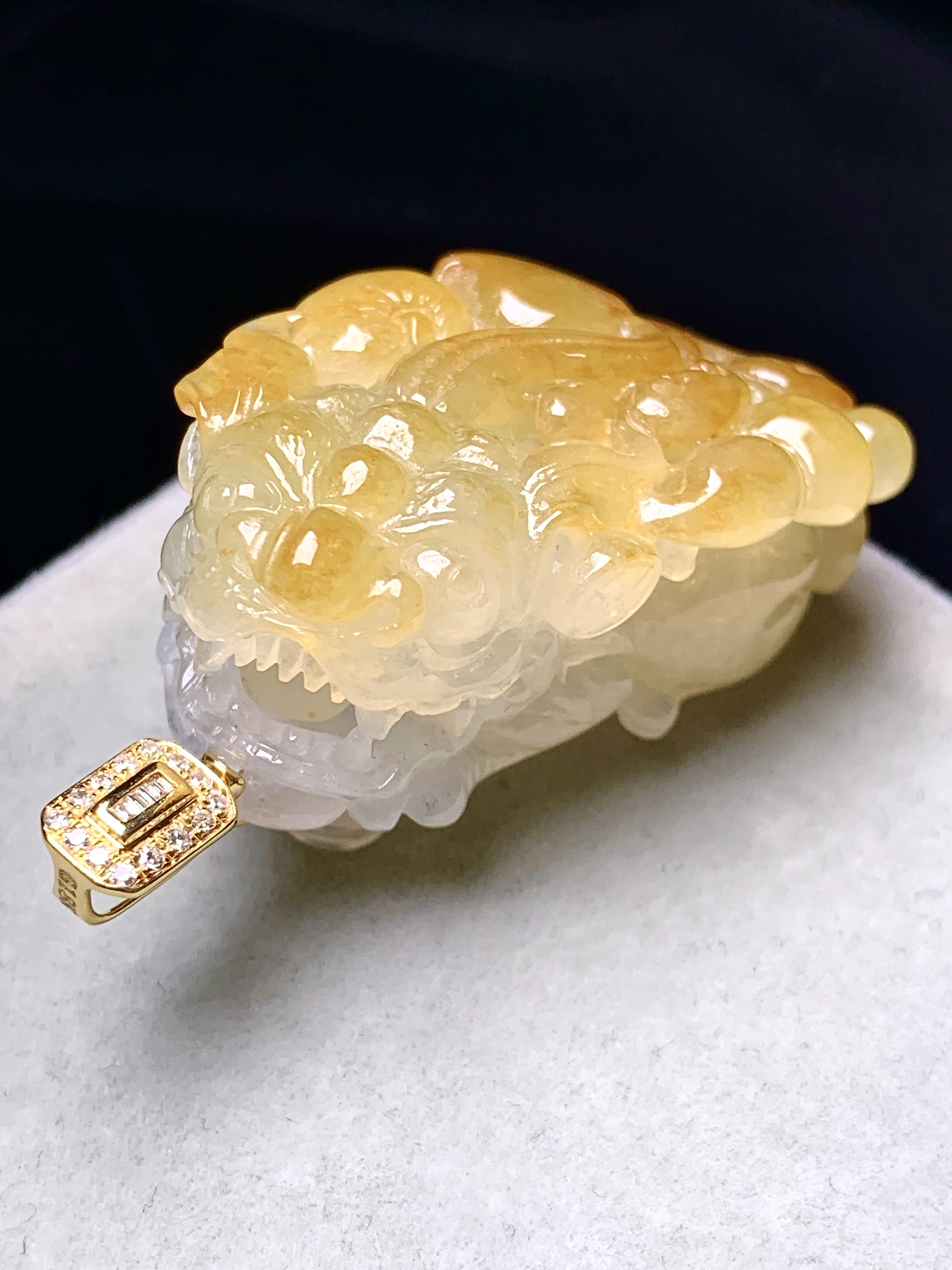 18k金钻镶嵌黄翡貔貅吊坠 玉质细腻 色泽艳丽清新 水润亮眼 整体尺寸42.3*22.8*14.5 b1