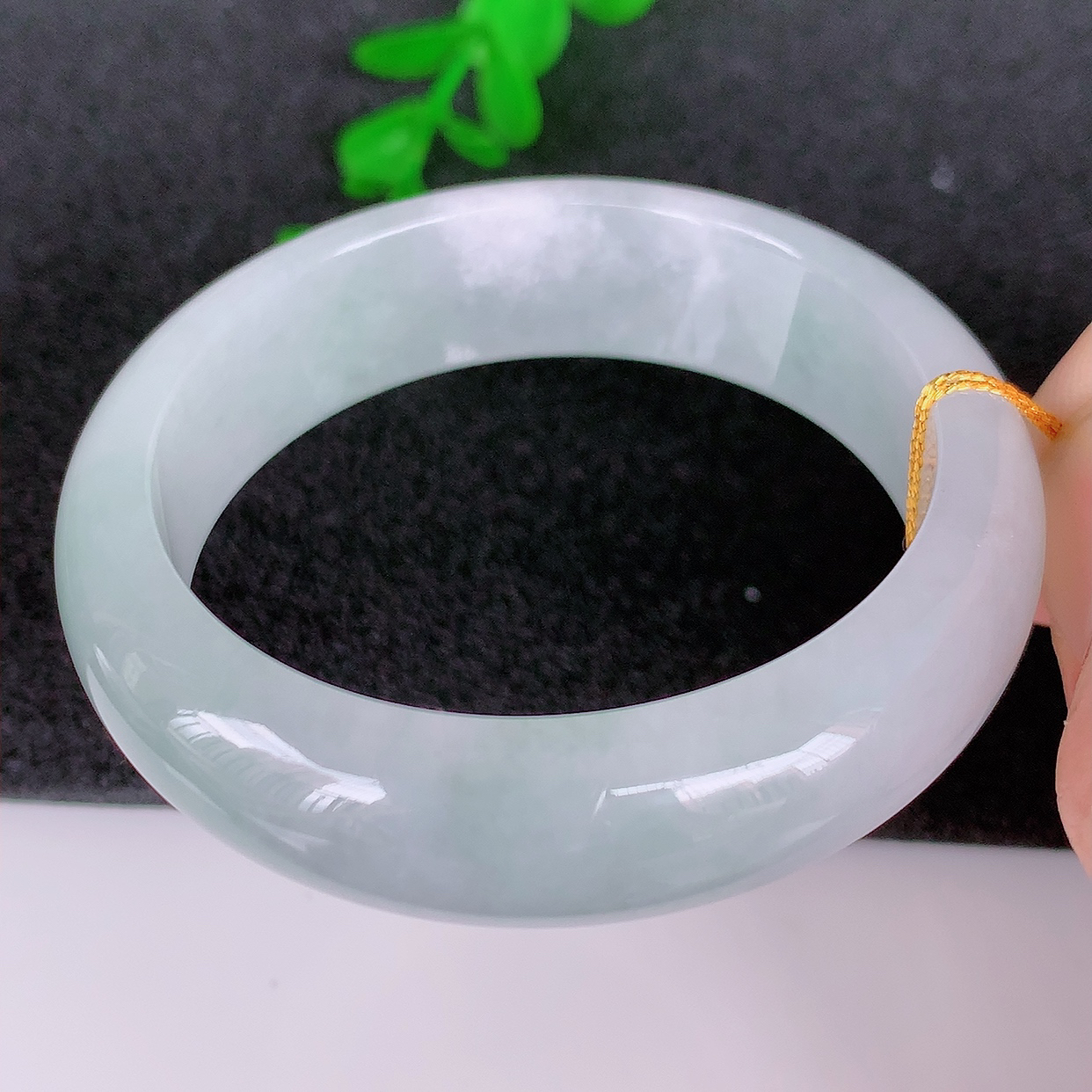 自然光实拍，冰胶感翡翠平安环吊坠，翡翠平安扣，平安是福；冰透，很美的料子，43小圈口手镯，佩戴优雅迷人！#15.03尺寸55.5-12.6-6