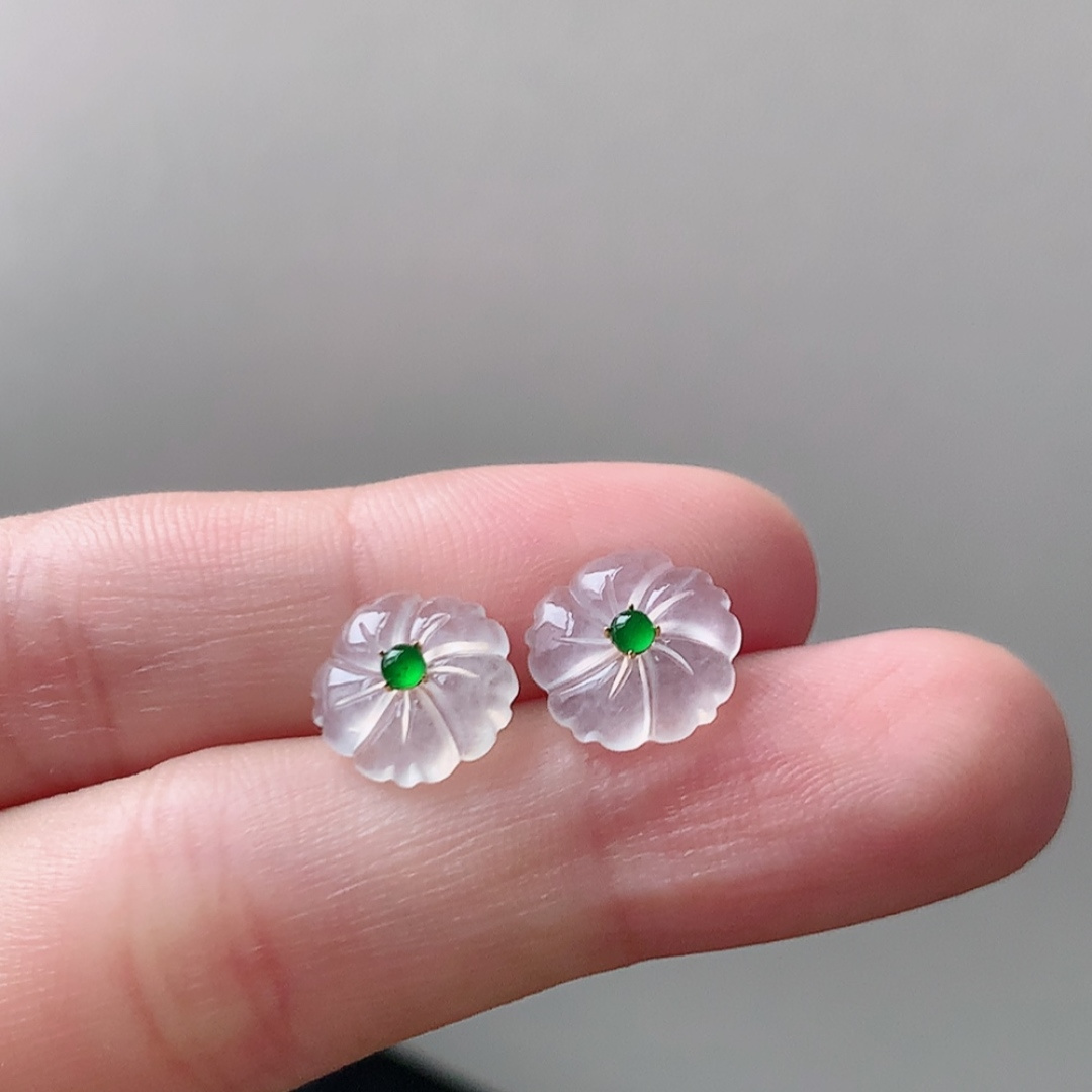  花朵耳钉 冰透起光，底子细腻莹润，佩戴清新优雅，10.3-2.3