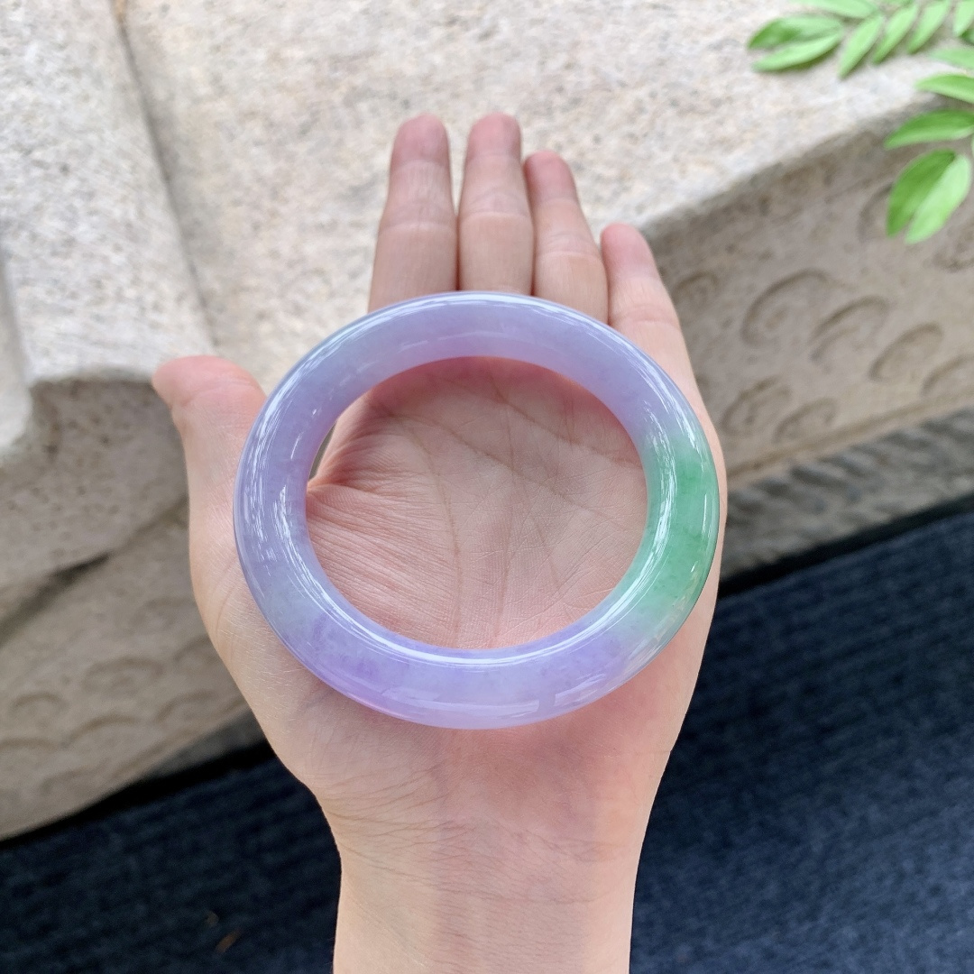 圆条55 56【圈口】55.6/11.4/11【编码】T6051343【描述】冰糯春彩，水润，种老，细腻，无裂