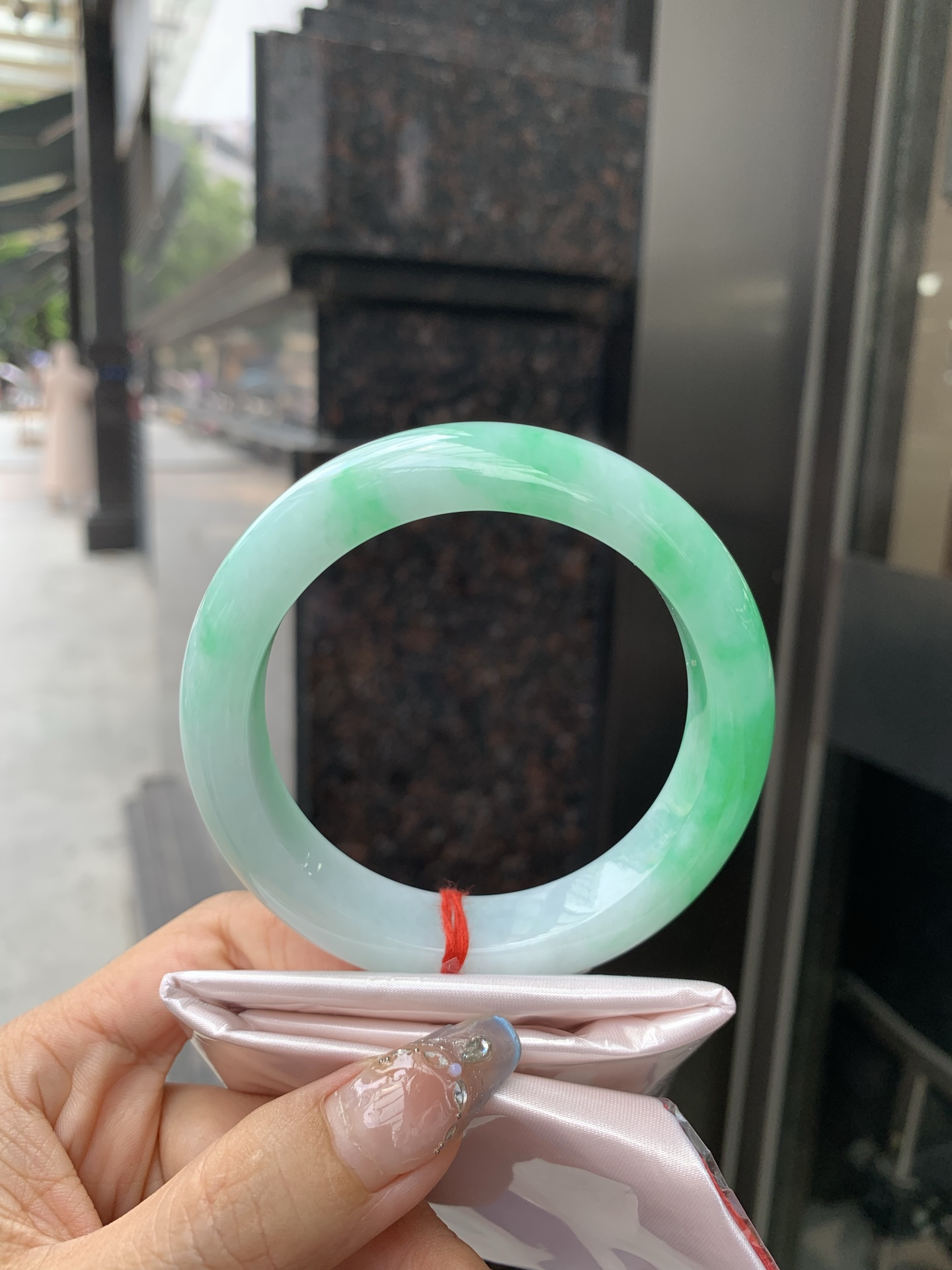 白底青阳绿正圈 60-9.7-14.6 0512-N705 打灯细纹，半圈阳绿花点缀腕间风华，干净纯净的底色上，一抹翠色肆意流淌，宛如春日里的繁华盛景