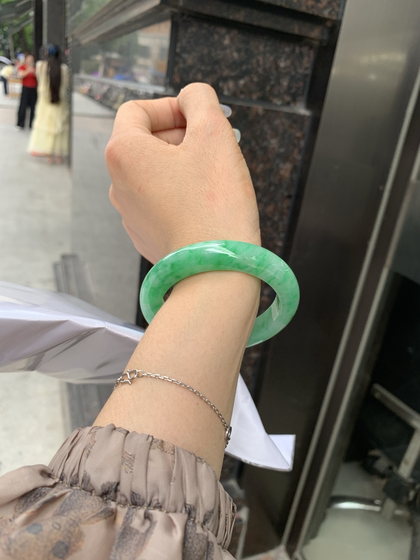 满绿正圈 51.9-8.7-11.8 0512-563-9671 打灯细纹，微底妆水润，满圈阳绿鲜艳青翠，色泽均匀分布，举手投足之间散发出来的贵气感