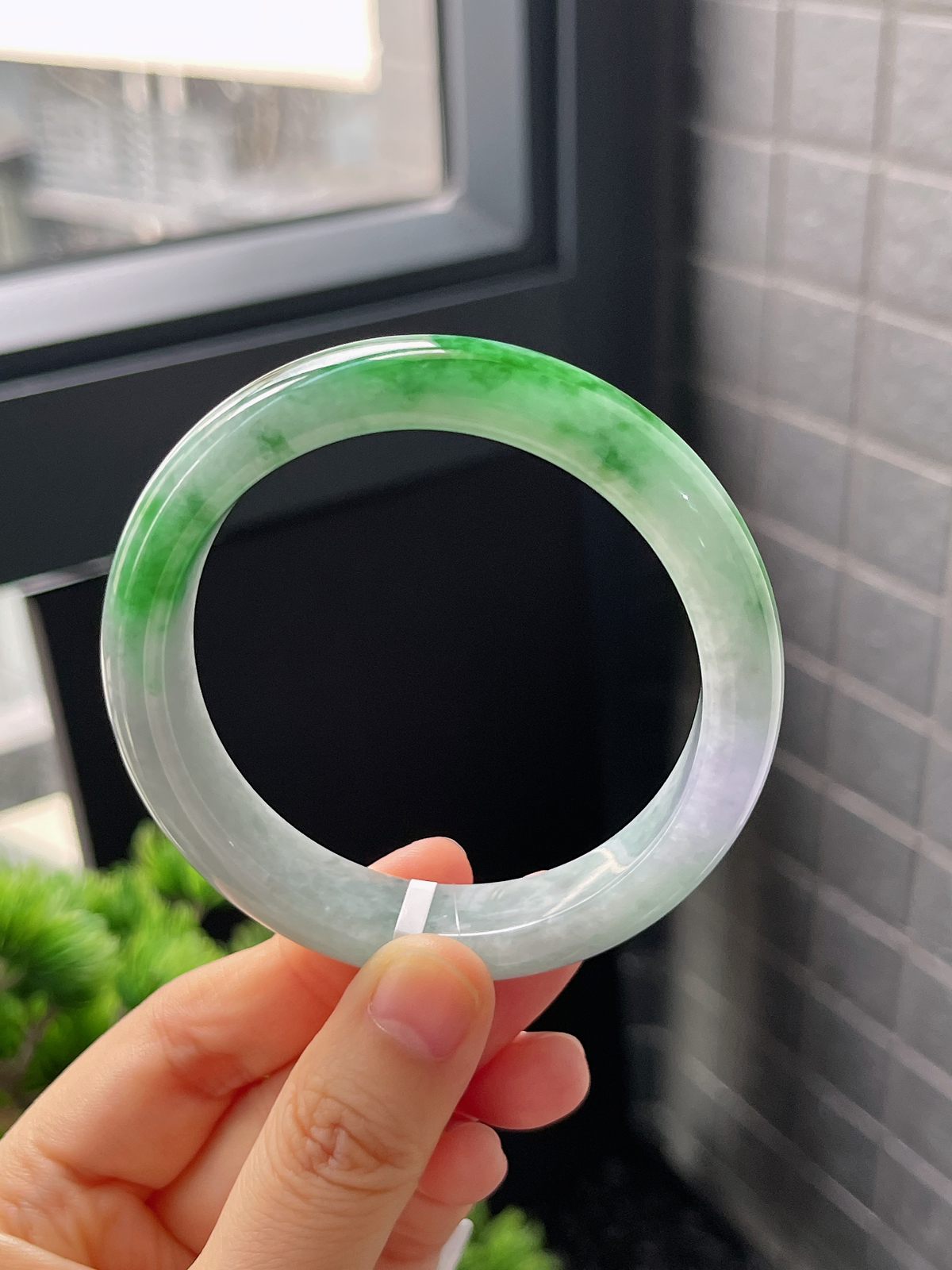 正圈56.6圈口，翡翠糯化种飘绿手镯