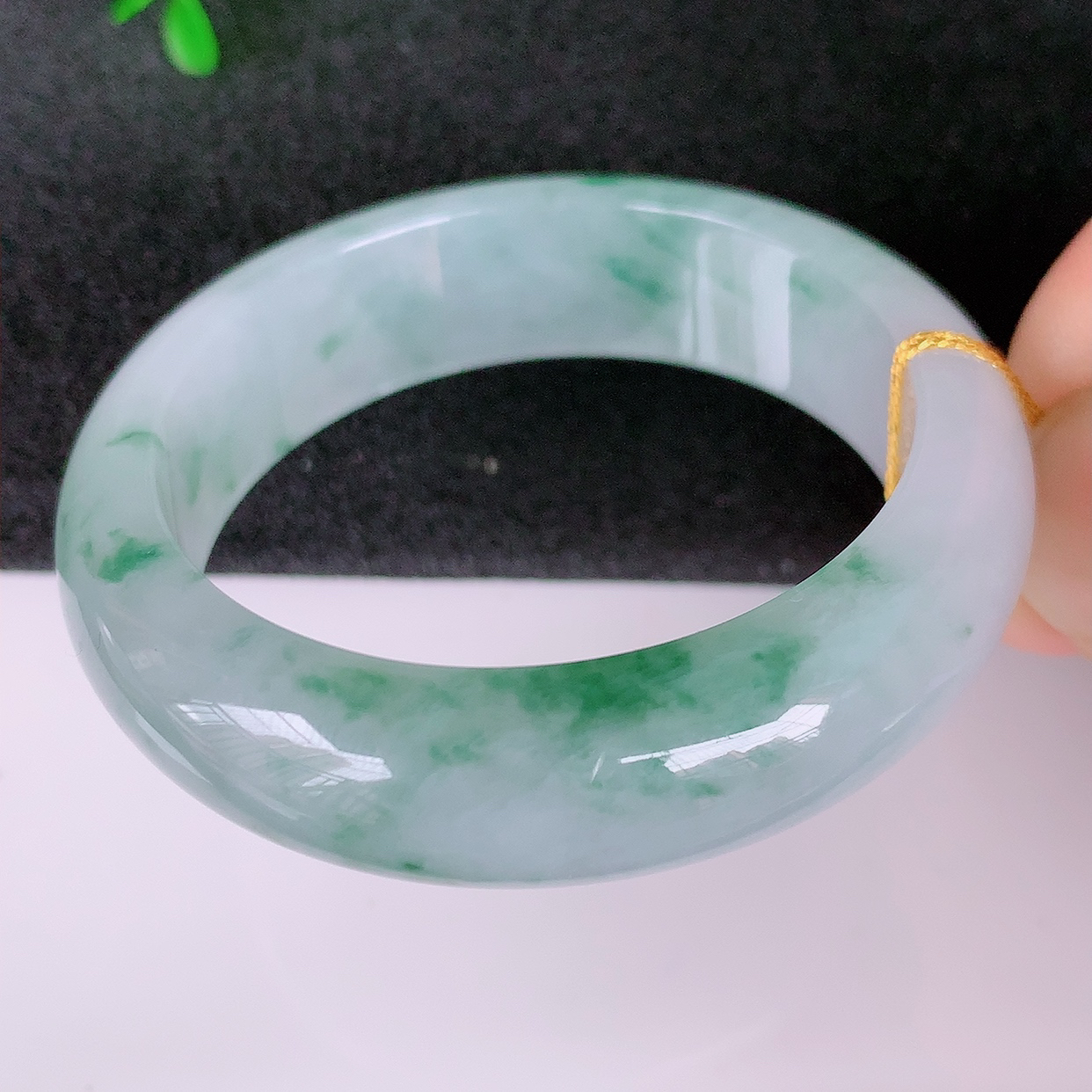 自然光实拍，冰飘花翡翠平安环吊坠，翡翠平安扣，平安是福；冰透，很美的料子，41小圈口手镯，佩戴优雅迷