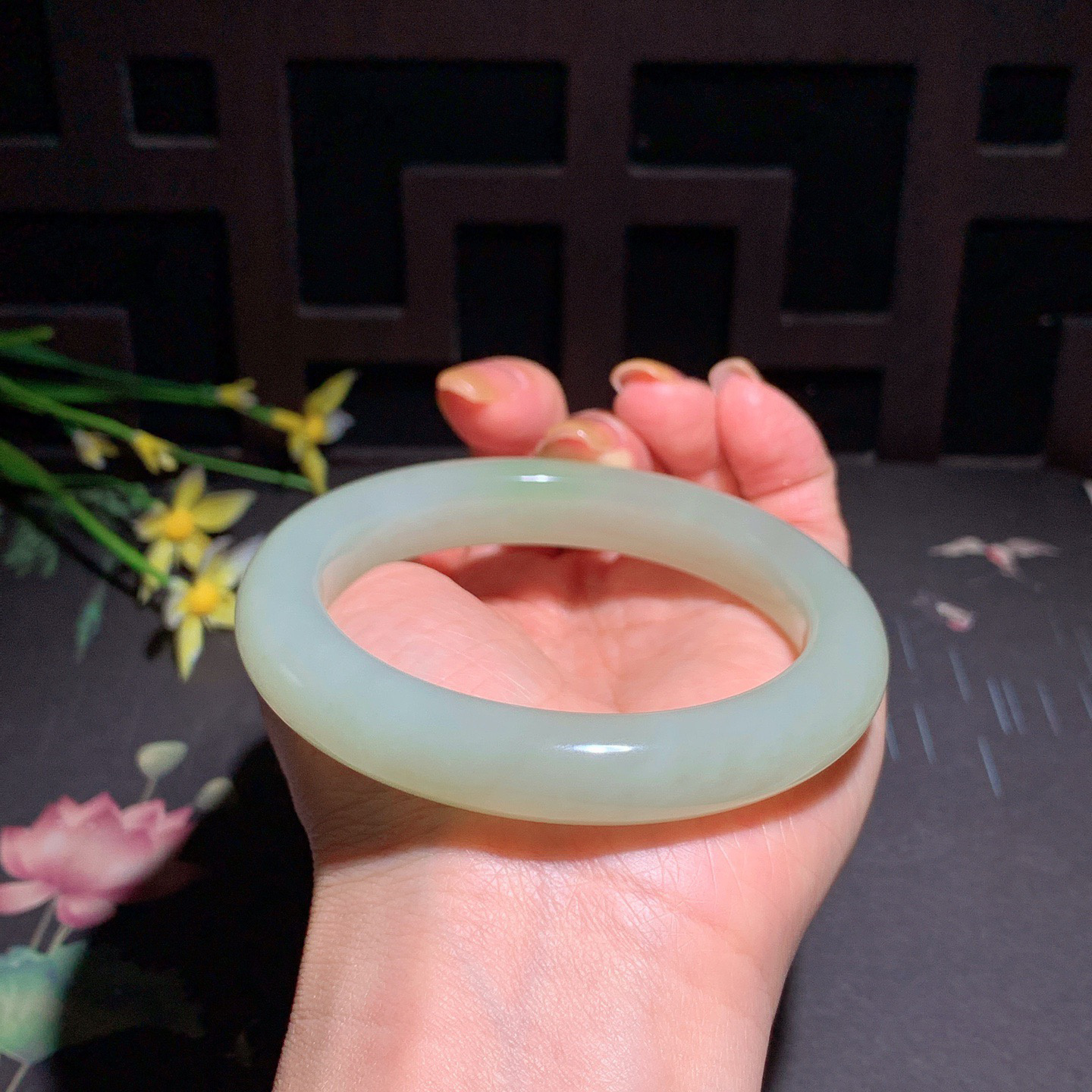 和田玉60圈口翠青手镯！玉质细腻油润 底色纯净 无裂无杂 脂粉好，品质高