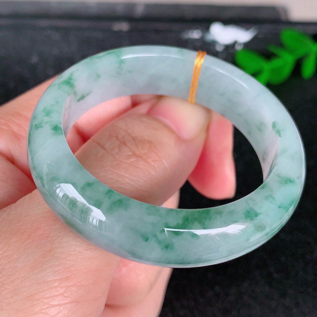 40圈口 冰润飘花翡翠正圈手镯：天然翡翠A货  底子细腻  种老肉细   上手大气上档次！#15.06尺寸40.3-11.8-6.2