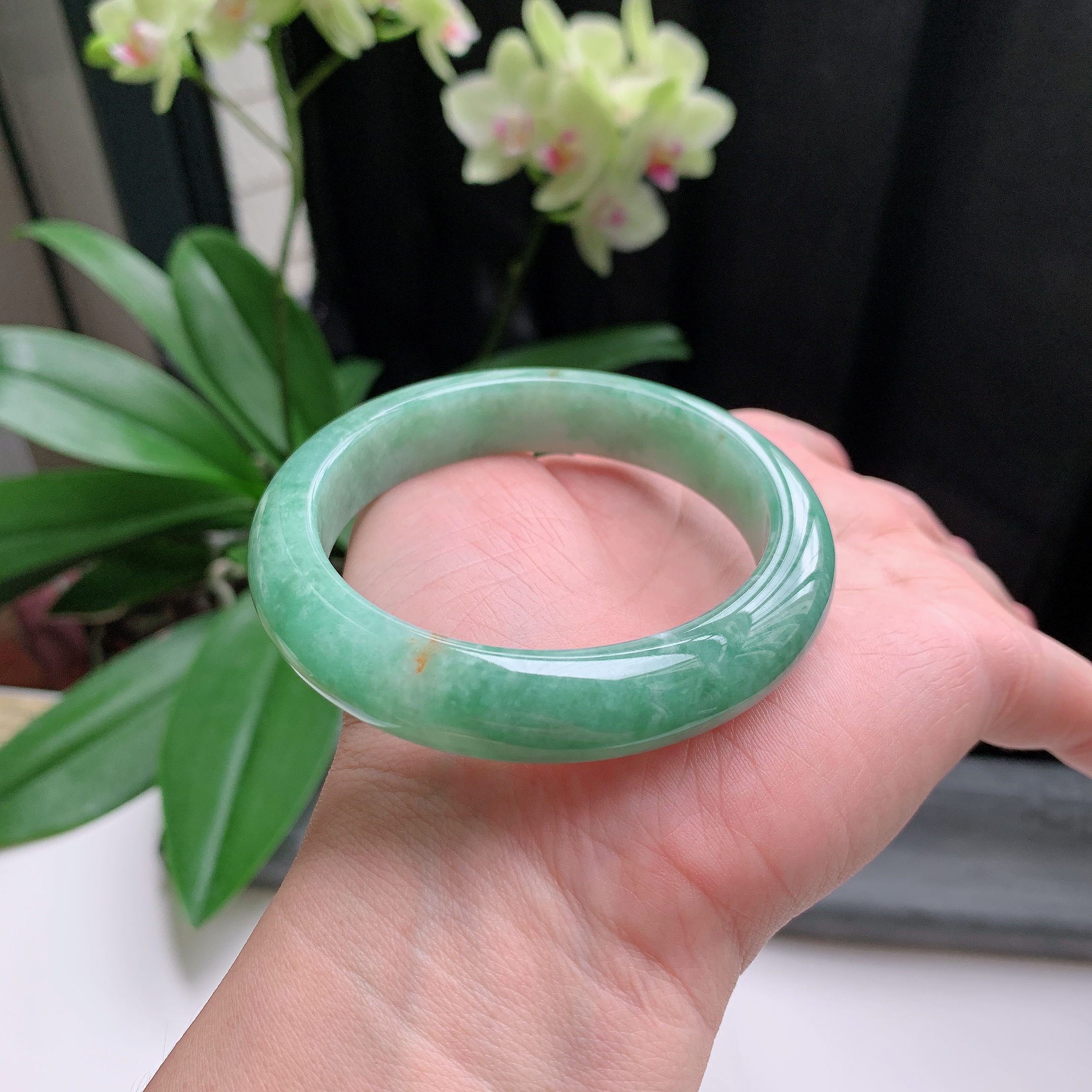 正圈56圈口，天然A货翡翠冰糯种水润果绿玉手镯，水润秀丽，飘花灵动，种水十足，视觉甜美可人，恰到好处的美，十分高雅耐看，条形优美，上手优雅大方。62.96
