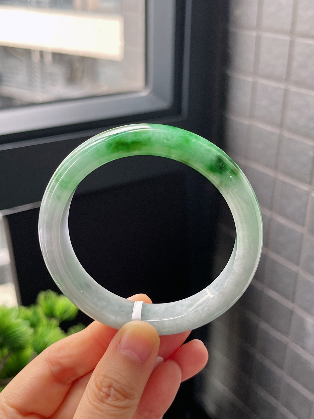 正圈56.6圈口，翡翠糯化种飘绿手镯