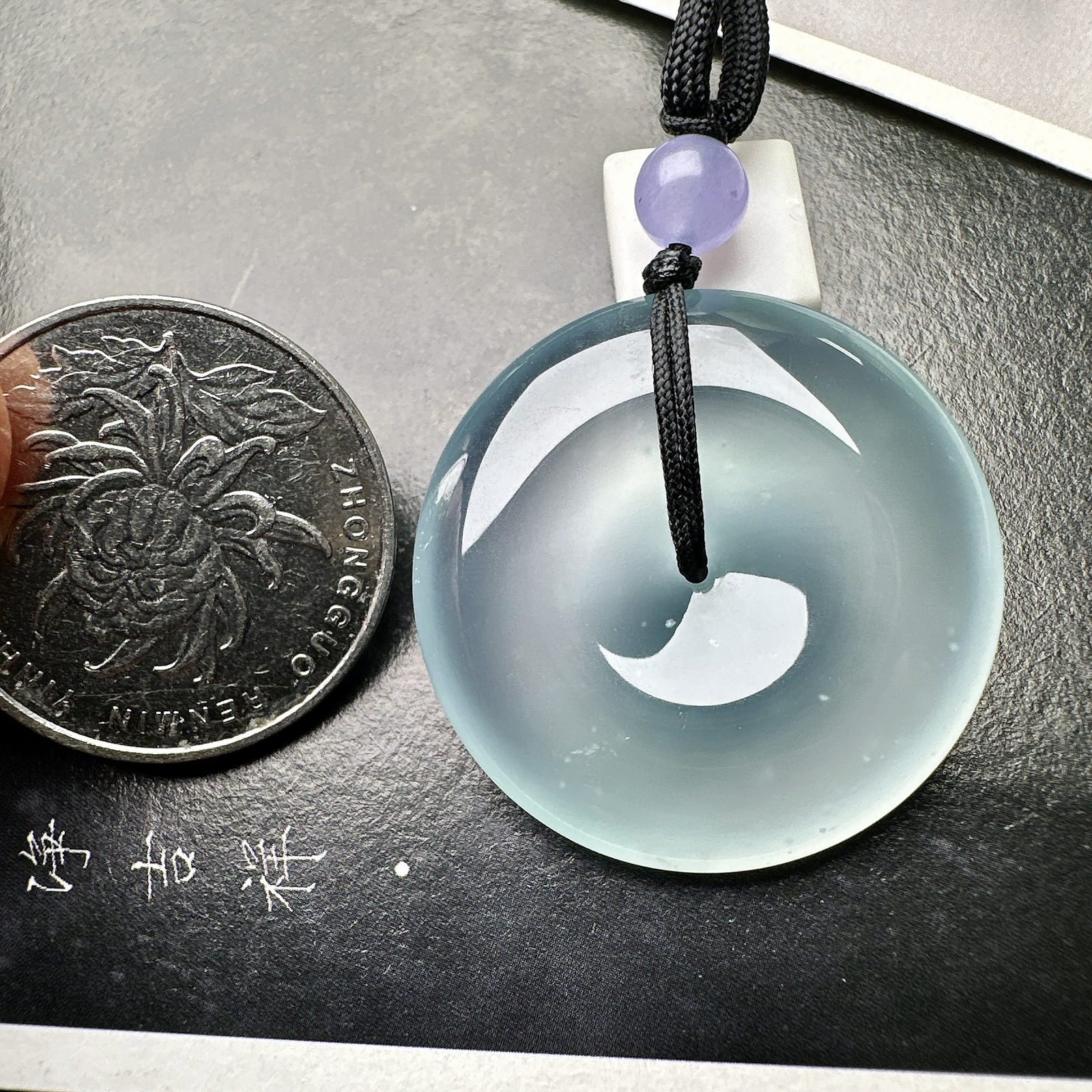 【冰种天空蓝平安扣】质地非常细腻干净，冰润十足，种老冰透，收藏品质。