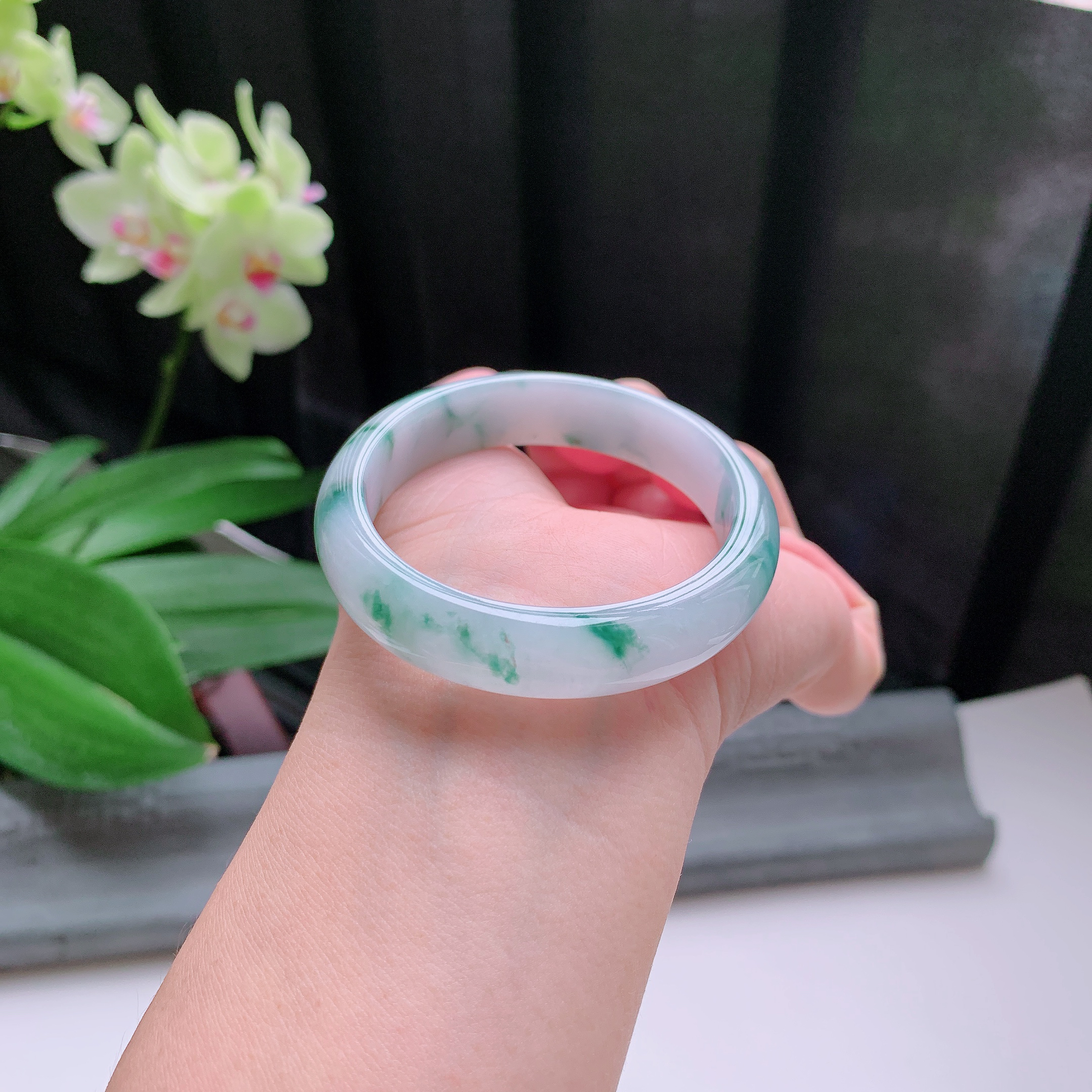贵妃54圈口，天然A货翡翠冰糯种水润老种起胶飘绿玉手镯，水润秀丽，飘花灵动，种水十足，视觉甜美可人