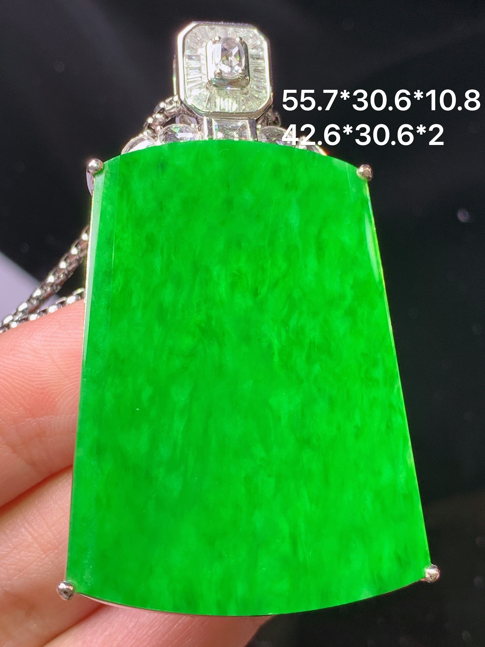 18k金钻镶嵌满绿无事牌吊坠 玉质细腻 色泽艳丽清新 水润亮眼 整体尺寸55.7*30.6*10.8 t4