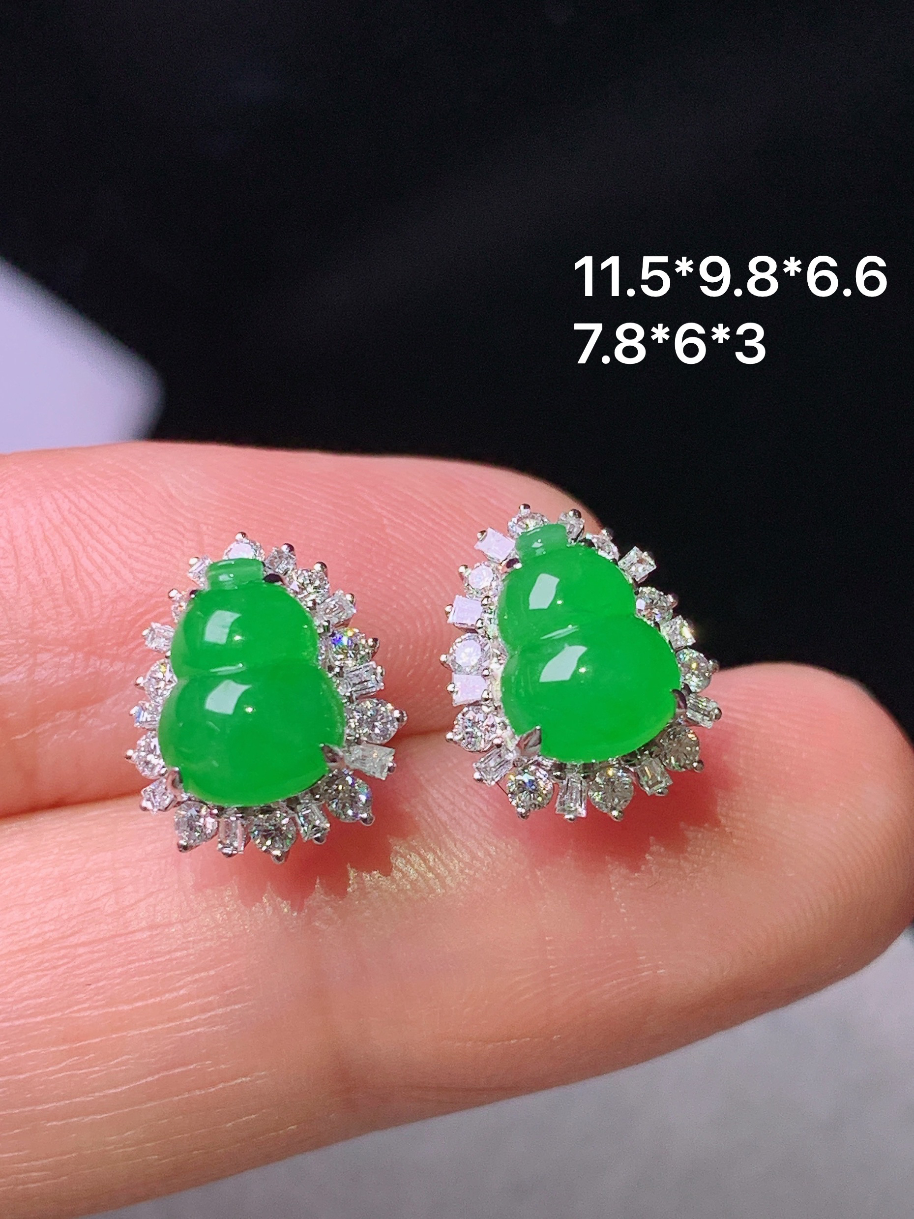 18k金钻镶嵌满绿葫芦耳钉 玉质细腻 色泽艳丽清新 水润亮眼 整体尺寸11.5*9.8*6.6 h1