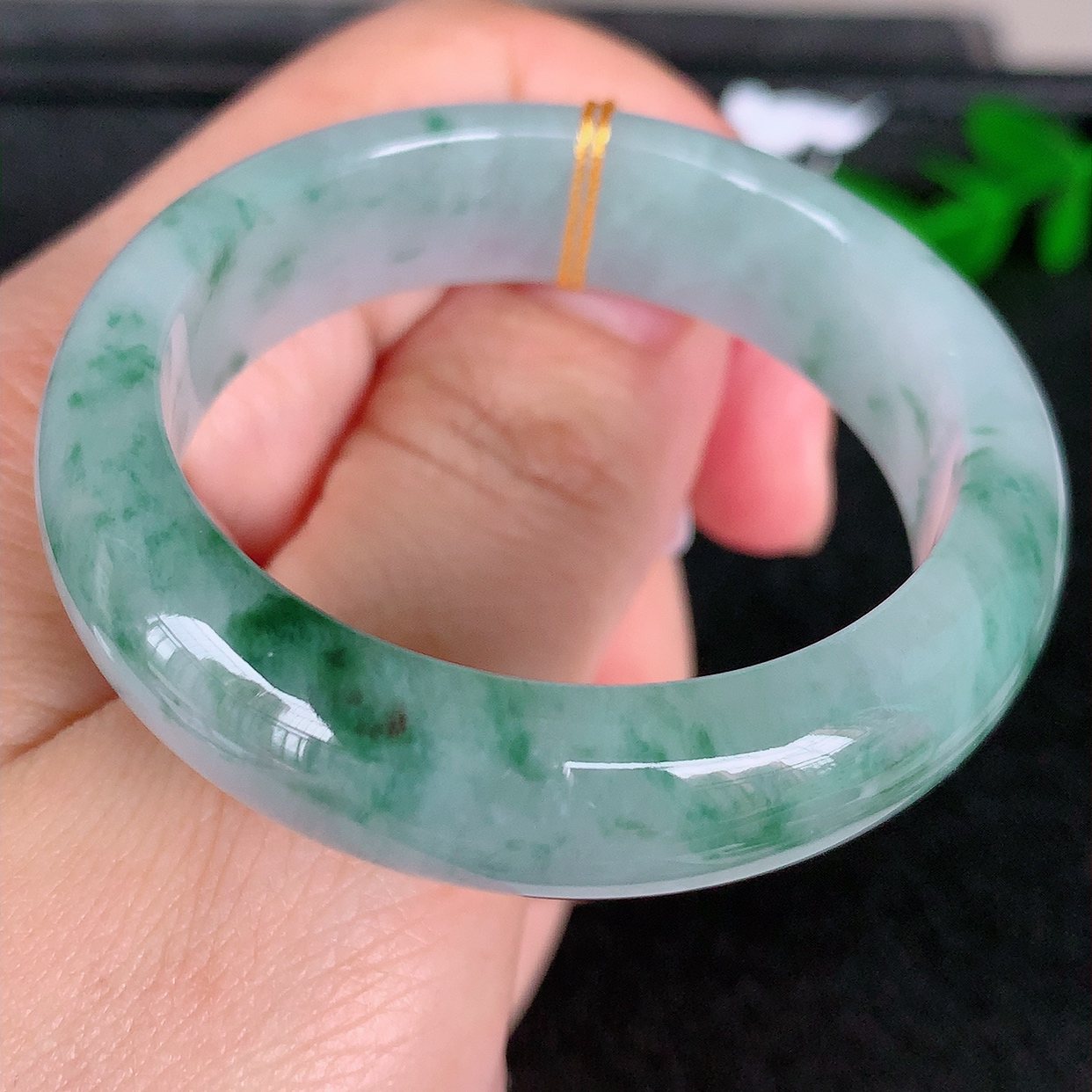 40圈口 冰润飘花翡翠正圈手镯：天然翡翠A货  底子细腻  种老肉细   上手大气上档次！#15.06尺寸40.3-11.8-6.2
