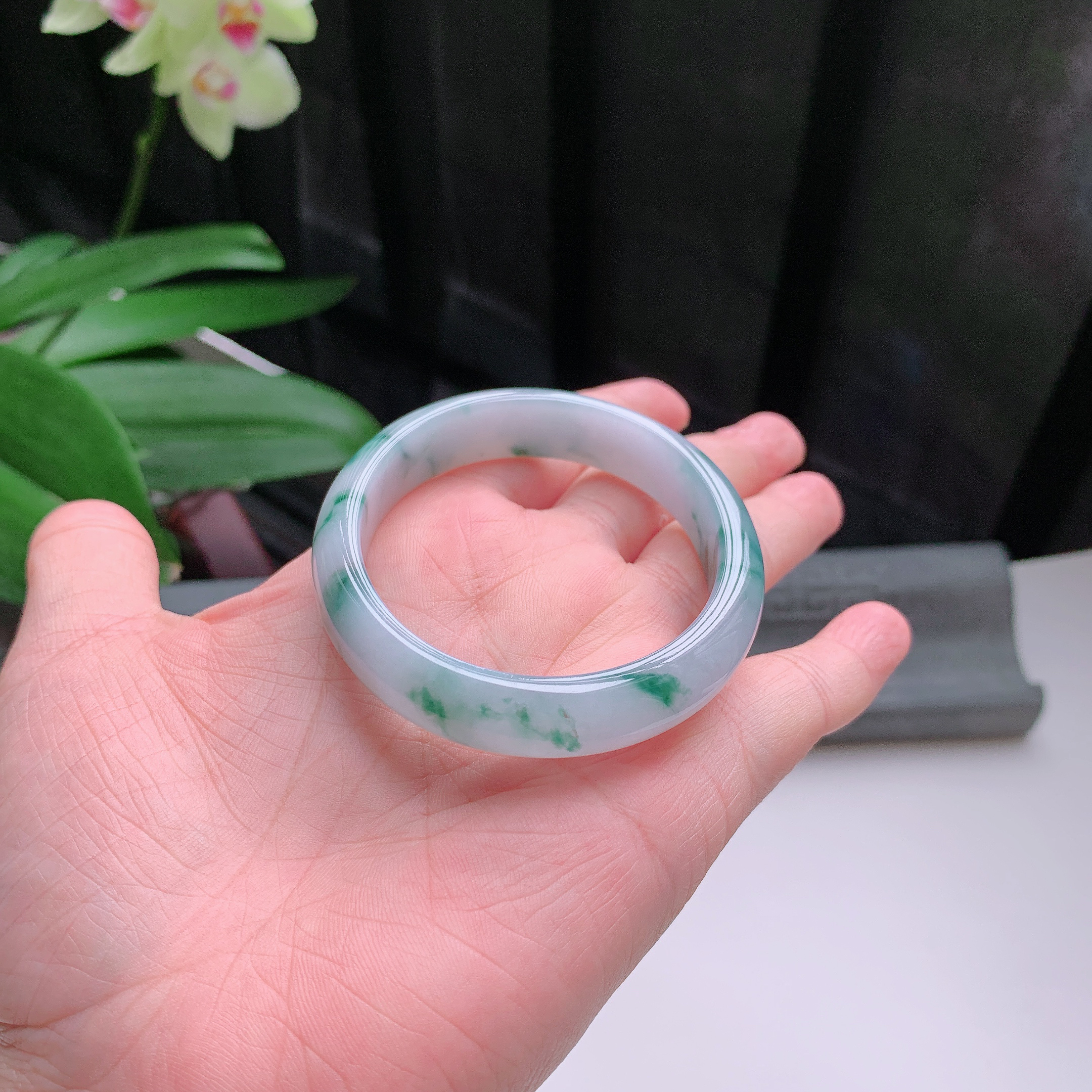 贵妃54圈口，天然A货翡翠冰糯种水润老种起胶飘绿玉手镯，水润秀丽，飘花灵动，种水十足，视觉甜美可人，恰到好处的美，十分高雅耐看，条形优美，上手优雅大方。39.81