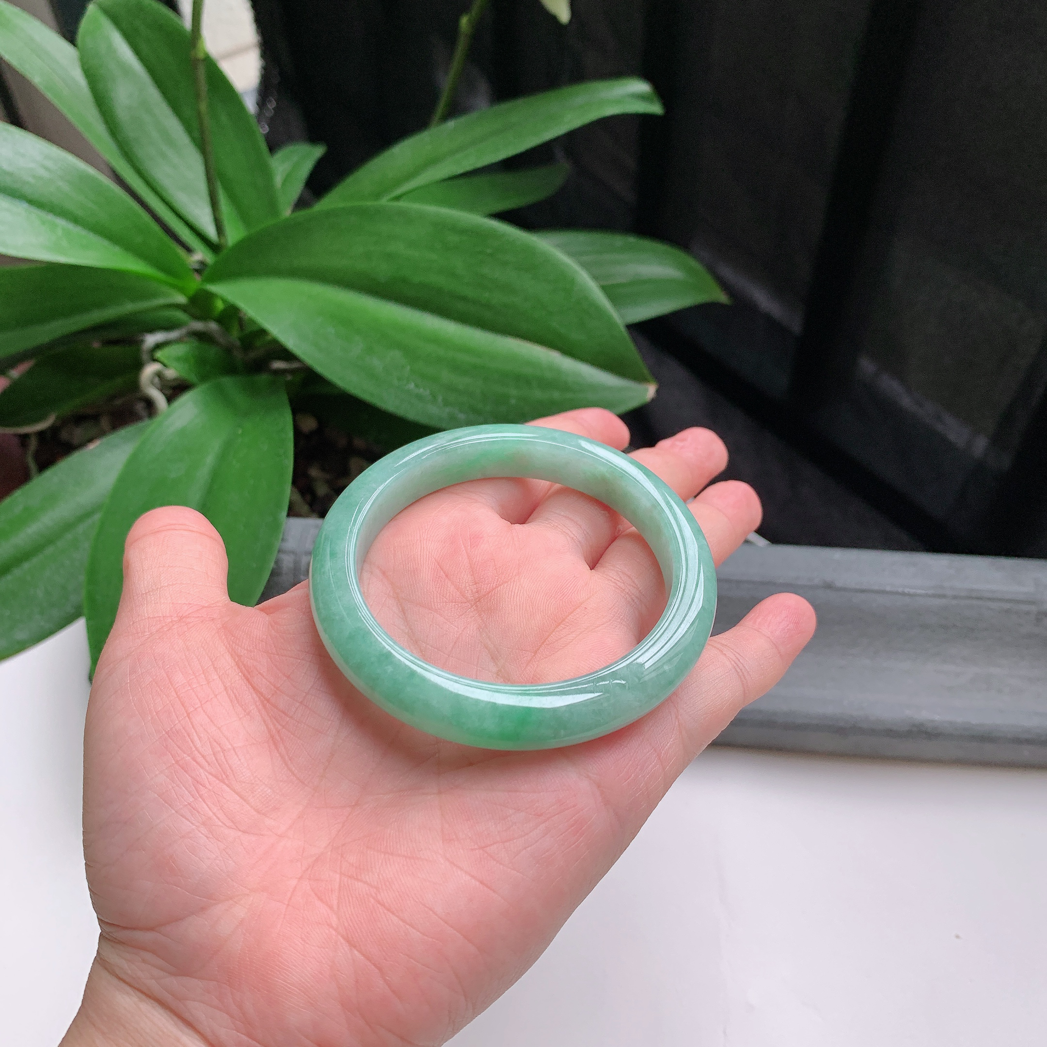 正圈56圈口，天然A货翡翠冰糯种水润果绿玉手镯，水润秀丽，飘花灵动，种水十足，视觉甜美可人，恰到好处的美，十分高雅耐看，条形优美，上手优雅大方。50.66