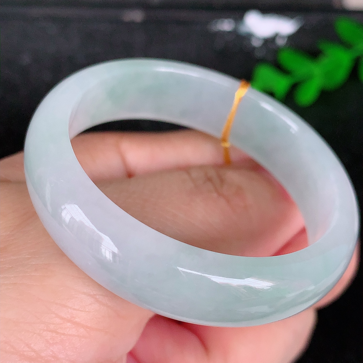 自然光实拍，冰胶翡翠平安环吊坠，翡翠平安扣，平安是福；冰透，很美的料子，42小圈口手镯，佩戴优雅迷人