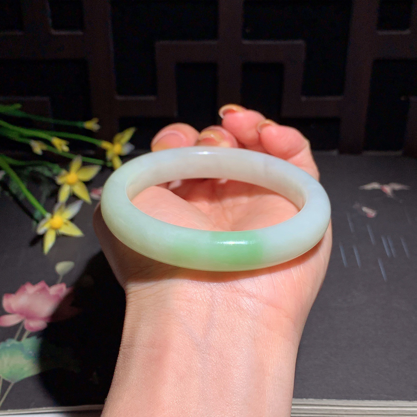 和田玉57.5圈口翠青手镯！玉质细腻油润 底色纯净 脂粉好，品质高