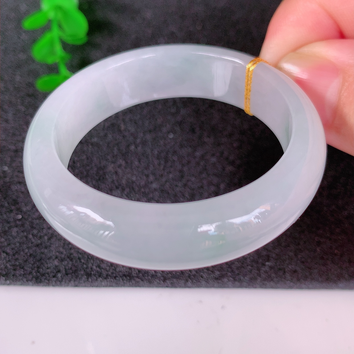 自然光实拍，冰飘花翡翠平安环吊坠，玉扣，平安是福；冰透，很美的料子，40小圈口手镯，佩戴优雅迷人！#15.02尺寸52*11.5*5.8mm