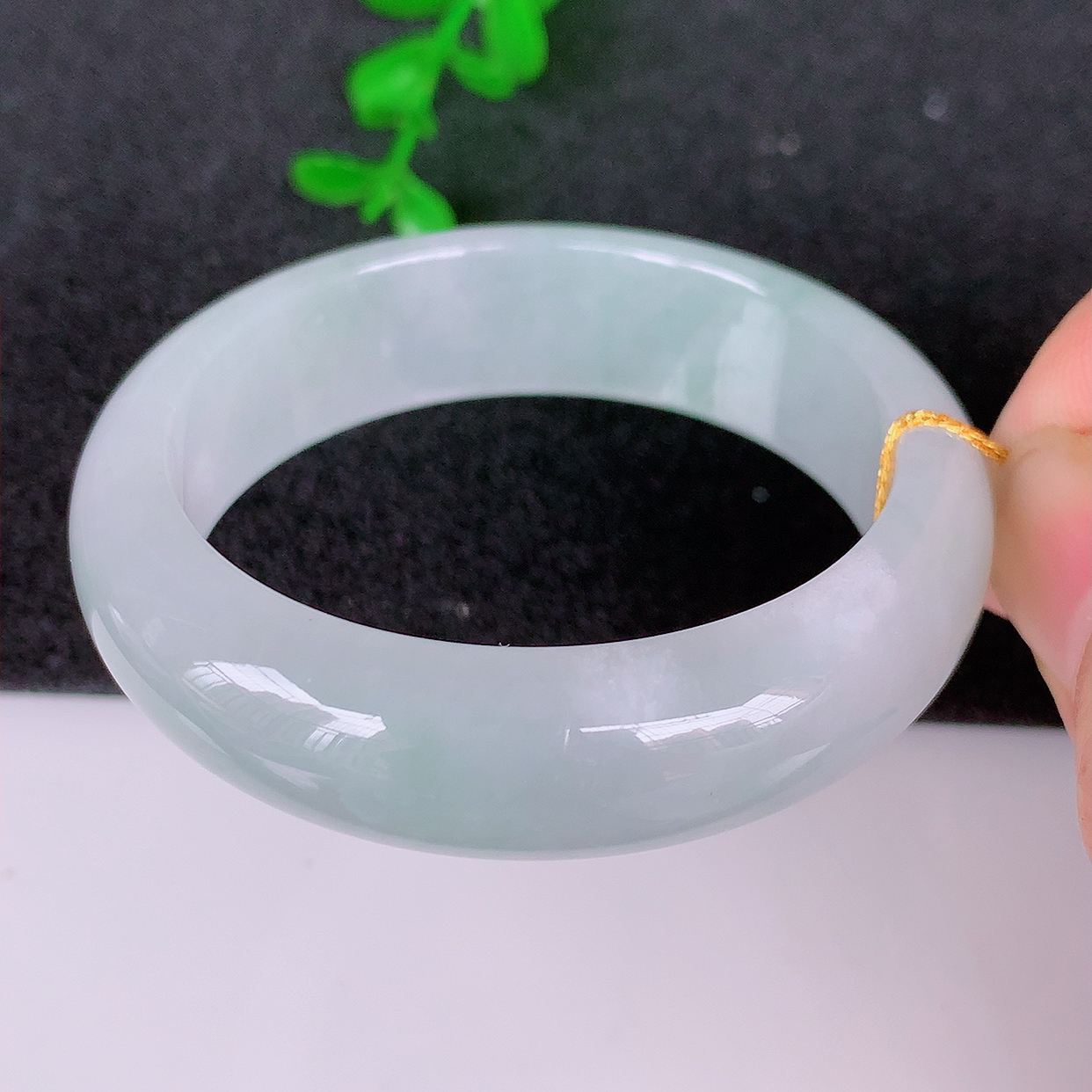 自然光实拍，冰胶感翡翠平安环吊坠，翡翠平安扣，平安是福；冰透，很美的料子，43小圈口手镯，佩戴优雅迷人！#15.03尺寸55.5-12.6-6