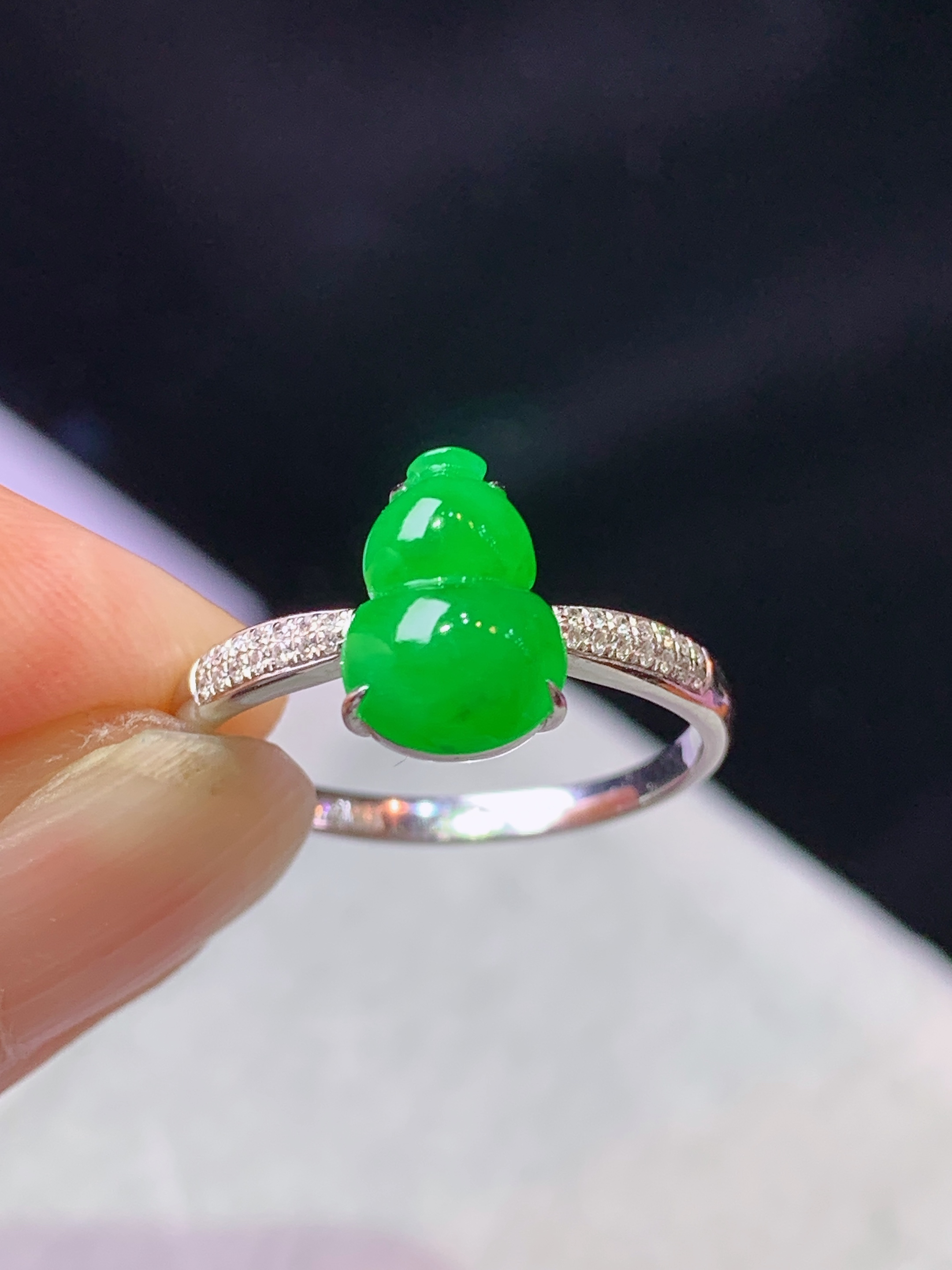 18k金钻镶嵌阳绿葫芦戒指 玉质细腻 色泽艳丽清新 水润亮眼 圈14 裸石尺寸9.6*6.8*3.8