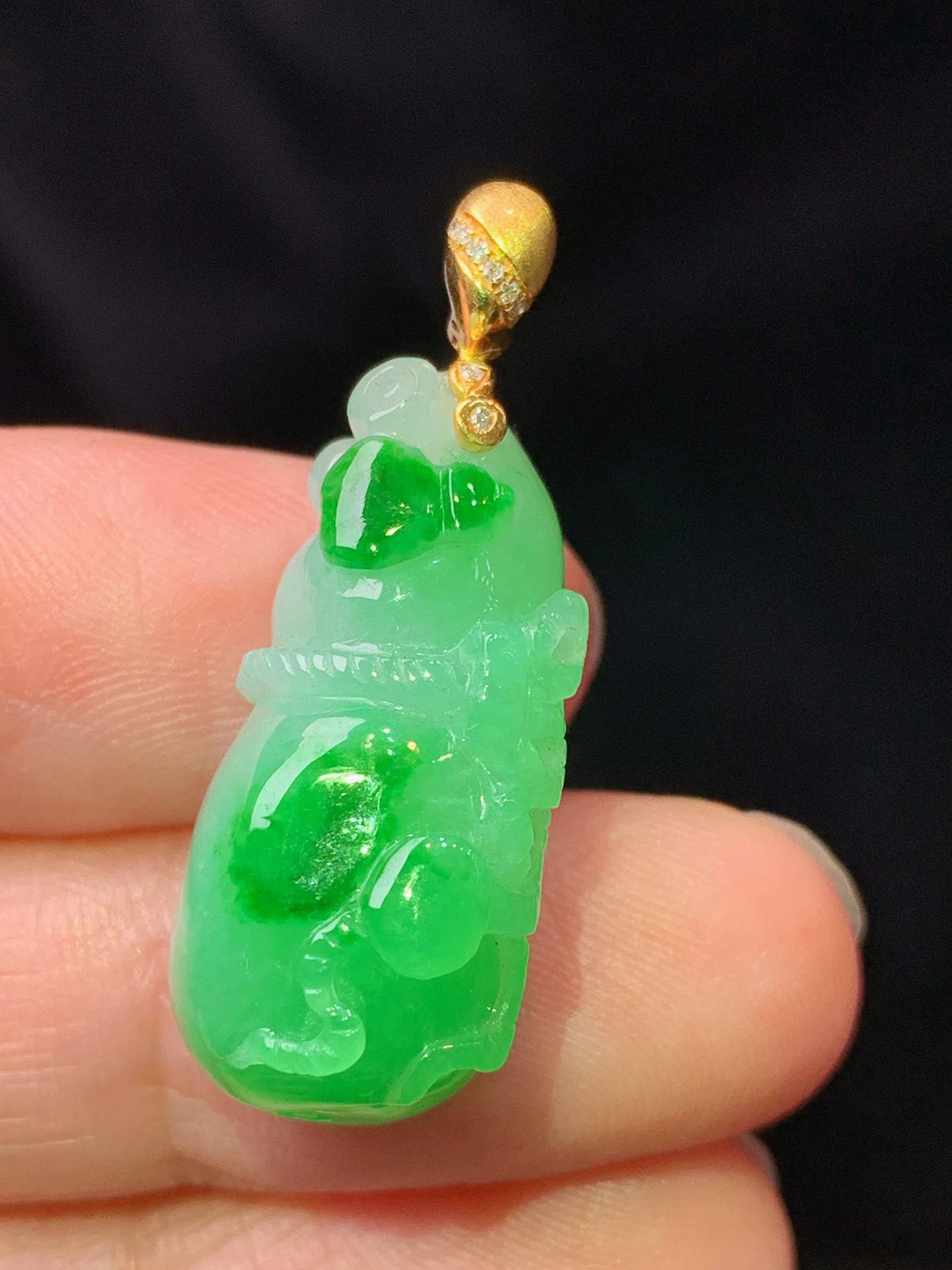 18k金镶嵌飘绿仿古葫芦吊坠 玉质细腻 色泽艳丽清新 水润亮眼 整体尺寸31.6*11.2*12 b1