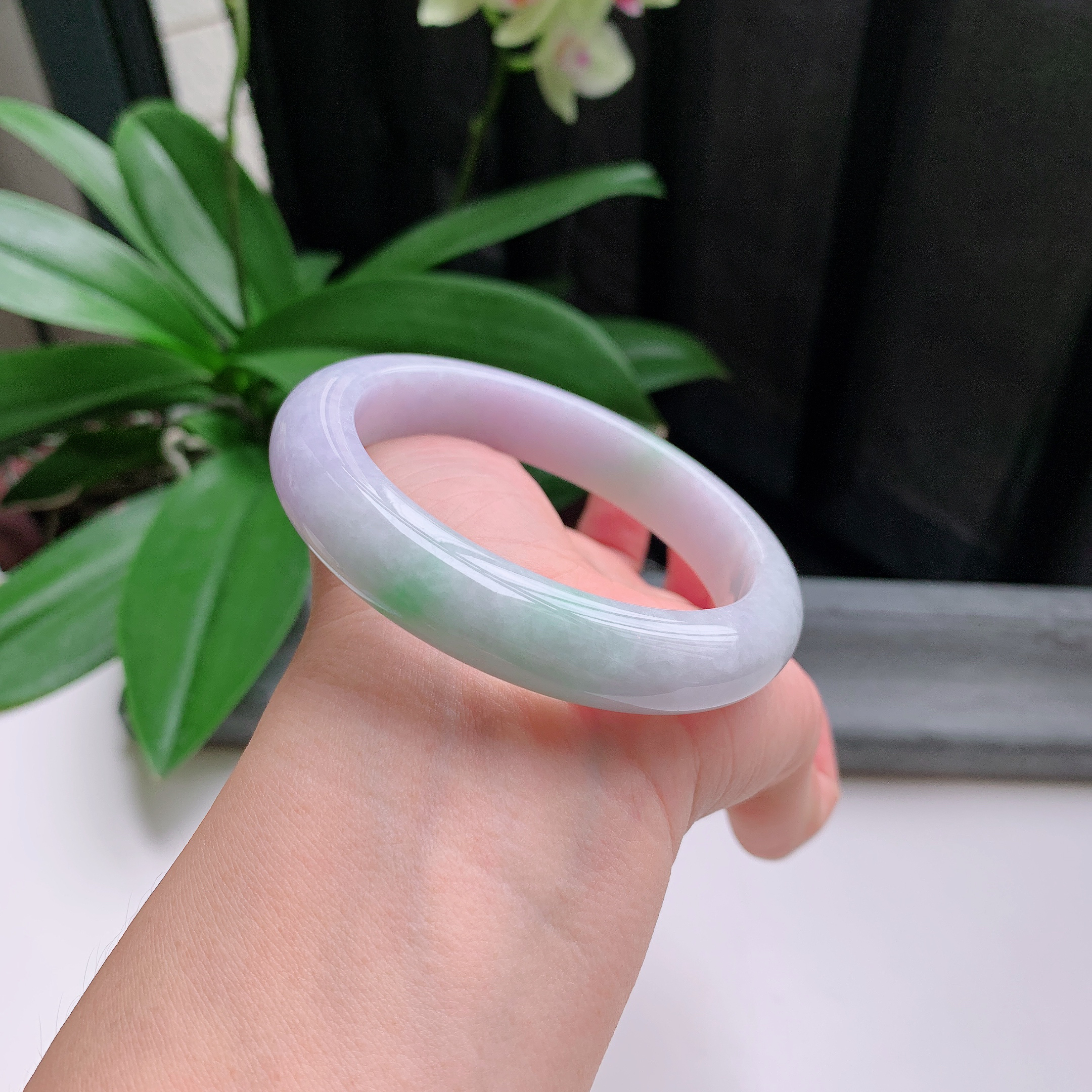 正圈58圈口，天然A货翡翠冰糯种水润春彩飘绿玉手镯，水润秀丽，飘花灵动，种水十足，视觉甜美可人，恰到好处的美，十分高雅耐看，条形优美，上手优雅大方。67.22