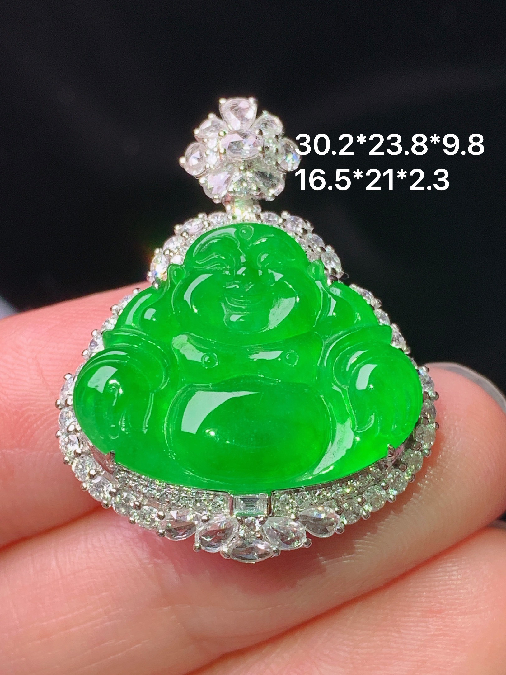 18k金钻镶嵌冰阳绿佛公吊坠 玉质细腻 色泽艳丽清新 水润亮眼 整体尺寸30.2*23.8*9.8 s2