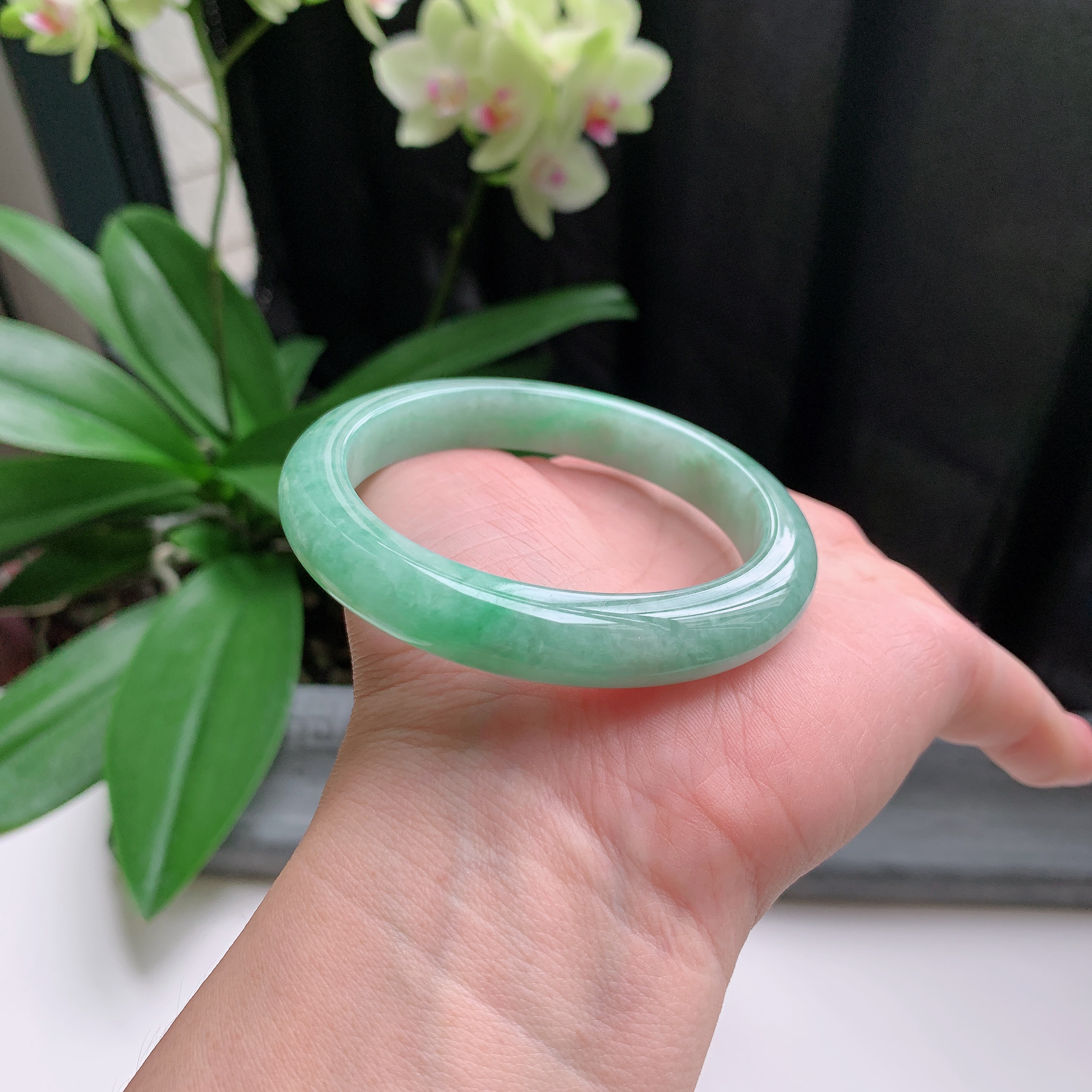 正圈56圈口，天然A货翡翠冰糯种水润果绿玉手镯，水润秀丽，飘花灵动，种水十足，视觉甜美可人，恰到好处的美，十分高雅耐看，条形优美，上手优雅大方。50.66