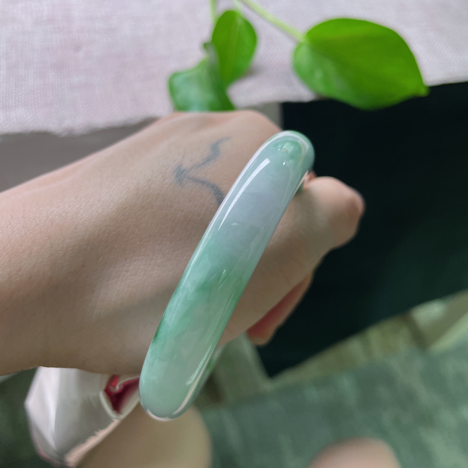 53.5/11/9.3，飘花，水润，细腻，灵动，雅致，一点皮纹，ss52039a..