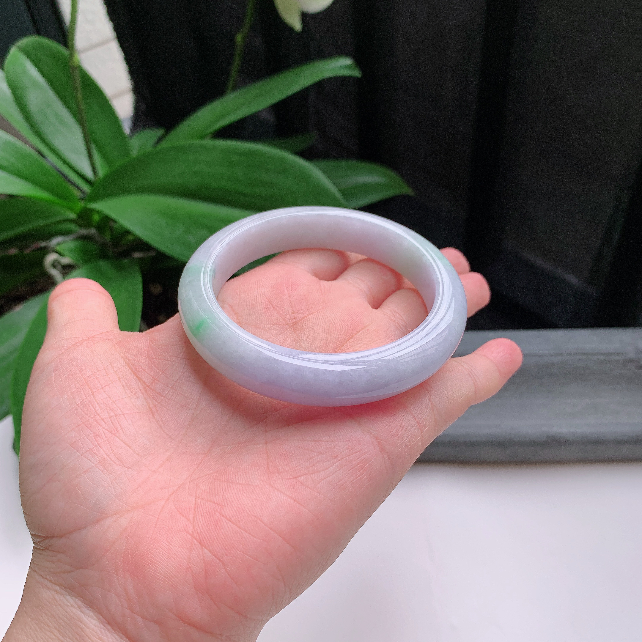 正圈58圈口，天然A货翡翠冰糯种水润春彩飘绿玉手镯，水润秀丽，飘花灵动，种水十足，视觉甜美可人，恰到好处的美，十分高雅耐看，条形优美，上手优雅大方。67.22