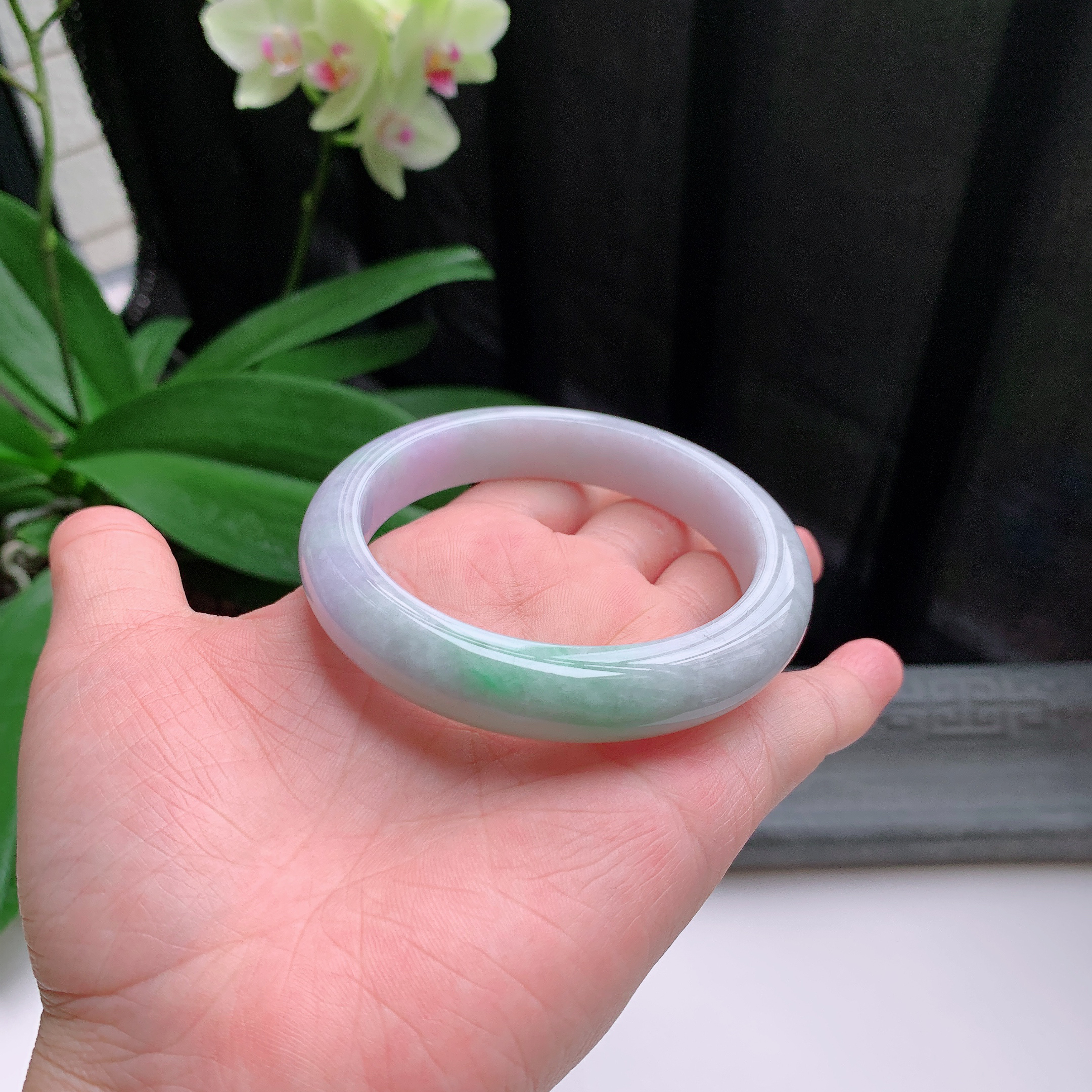 正圈60圈口，天然A货翡翠冰糯种水润春彩飘绿玉手镯，水润秀丽，飘花灵动，种水十足，视觉甜美可人，恰到好处的美，十分高雅耐看，条形优美，上手优雅大方。70.08