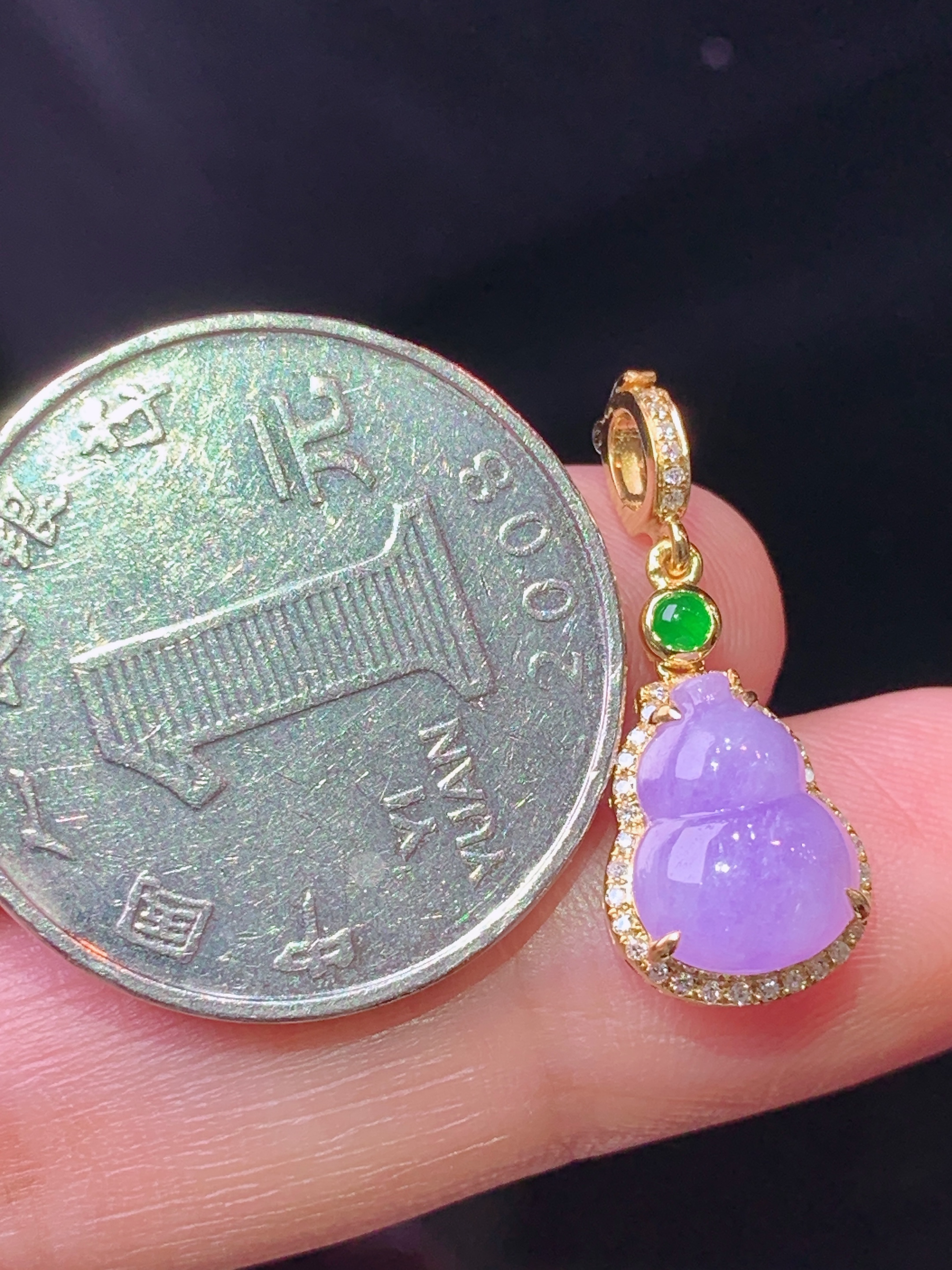 18k金钻镶嵌紫罗兰葫芦吊坠 玉质细腻 色泽艳丽清新 水润亮眼 整体尺寸23.6*9.5*5.8 h6