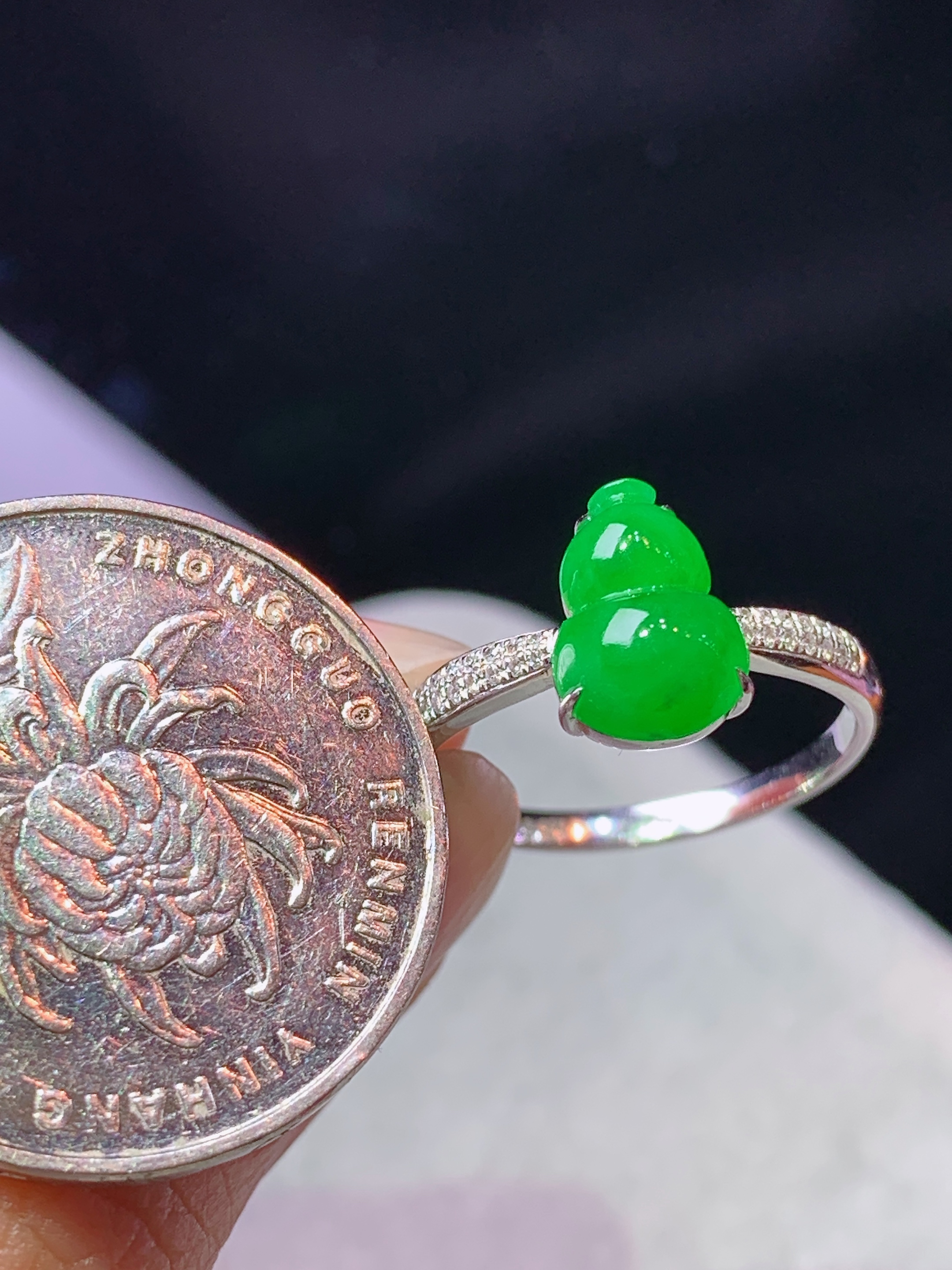 18k金钻镶嵌阳绿葫芦戒指 玉质细腻 色泽艳丽清新 水润亮眼 圈14 裸石尺寸9.6*6.8*3.8