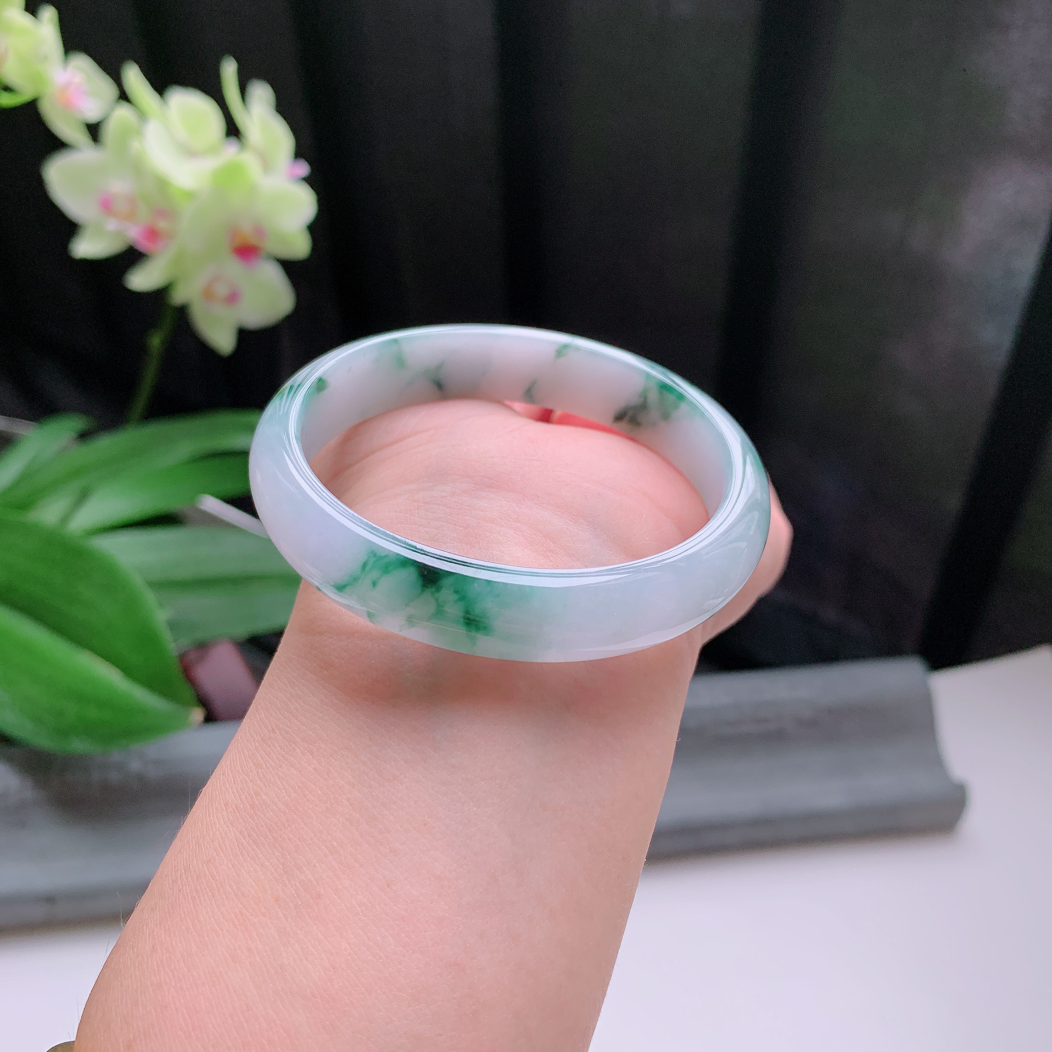 贵妃54圈口，天然A货翡翠冰糯种水润老种起胶飘绿玉手镯，水润秀丽，飘花灵动，种水十足，视觉甜美可人，恰到好处的美，十分高雅耐看，条形优美，上手优雅大方。39.81