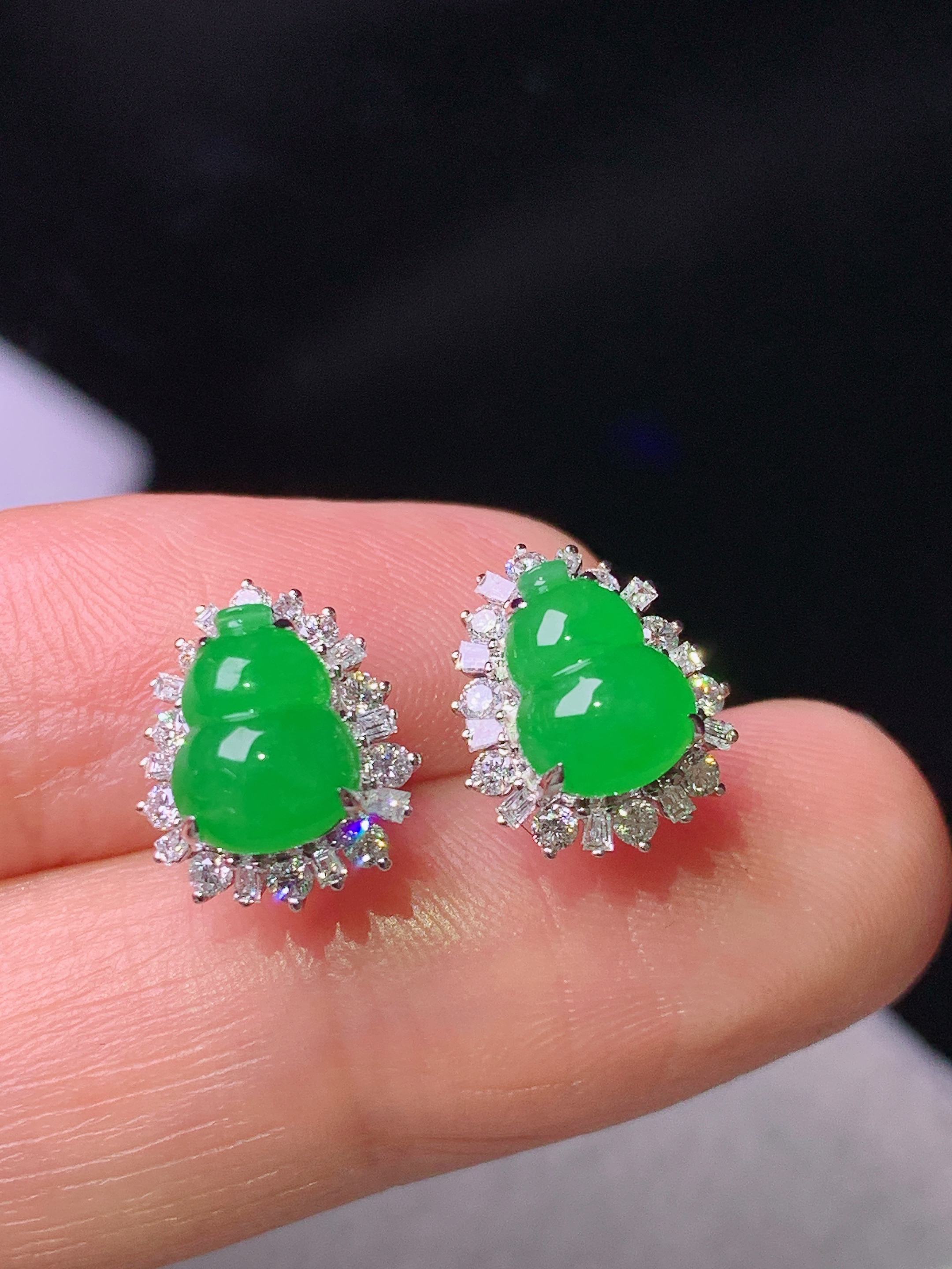 18k金钻镶嵌满绿葫芦耳钉 玉质细腻 色泽艳丽清新 水润亮眼 整体尺寸11.5*9.8*6.6 h1