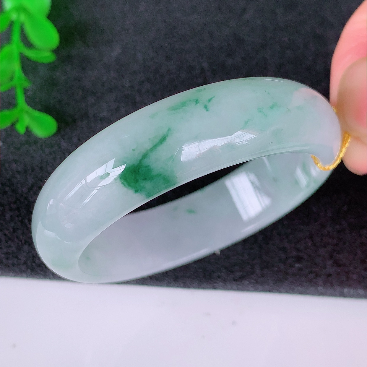 自然光实拍，冰飘花翡翠平安环吊坠，玉扣，平安是福；冰透，很美的料子，43小圈口手镯，佩戴优雅迷人！#15.10尺寸54-12.5-5.5